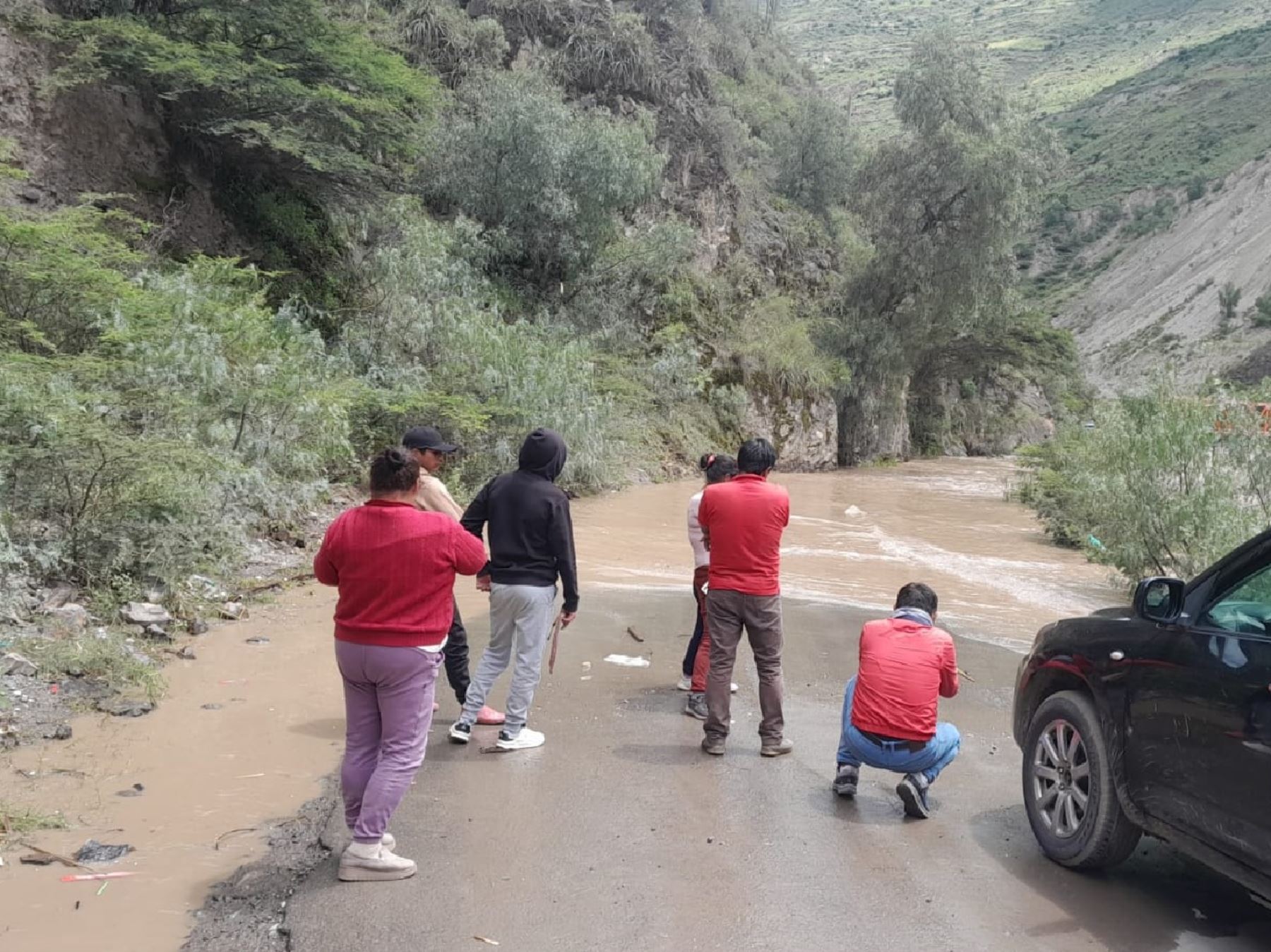 Las lluvias intensas que se registran en la provincia de Churcampa, región Huancavelica, provocaron el desborde del río Mantaro bloqueando el tránsito en la vía Ayacucho-Huancayo. Foto: ANDINA/difusión.