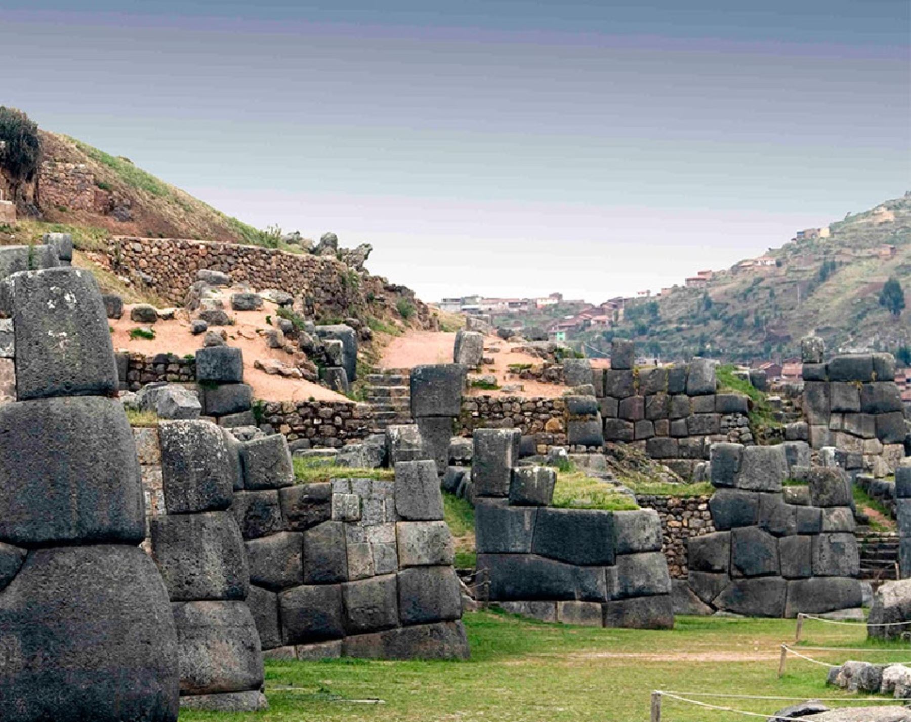 El parque arqueológico Sacsayhuamán es uno de los más importantes sitios arqueológicos de Cusco alternos a Machu Picchu que puedes visitar con el boleto turístico.