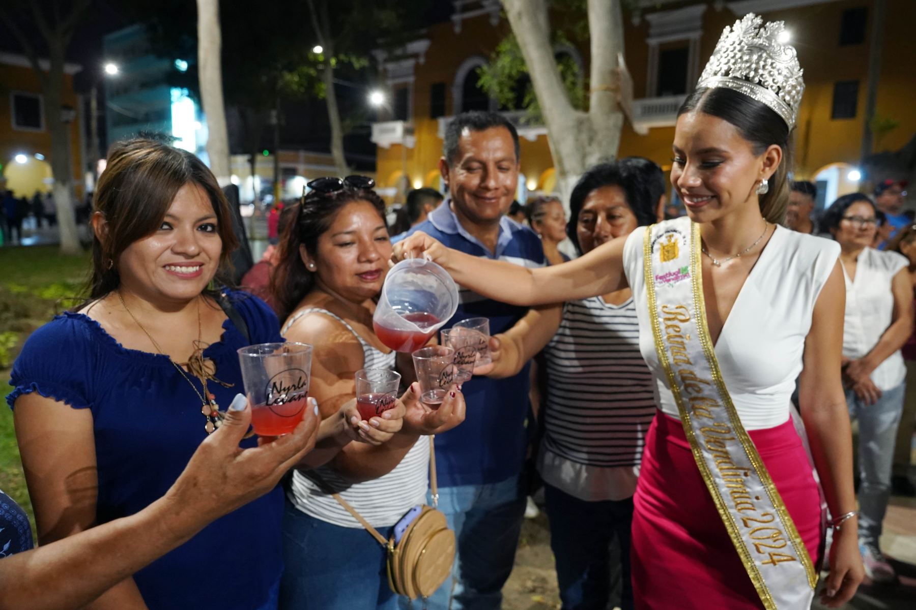 Pobladores iqueños participaron del brindis más grande con cachina, la bebida popular y tradicional de Ica. La actividad se desarrolló como parte de los festejos del Festival Internacional de la Vendimia Iqueña 2024. Foto: Genry Bautista