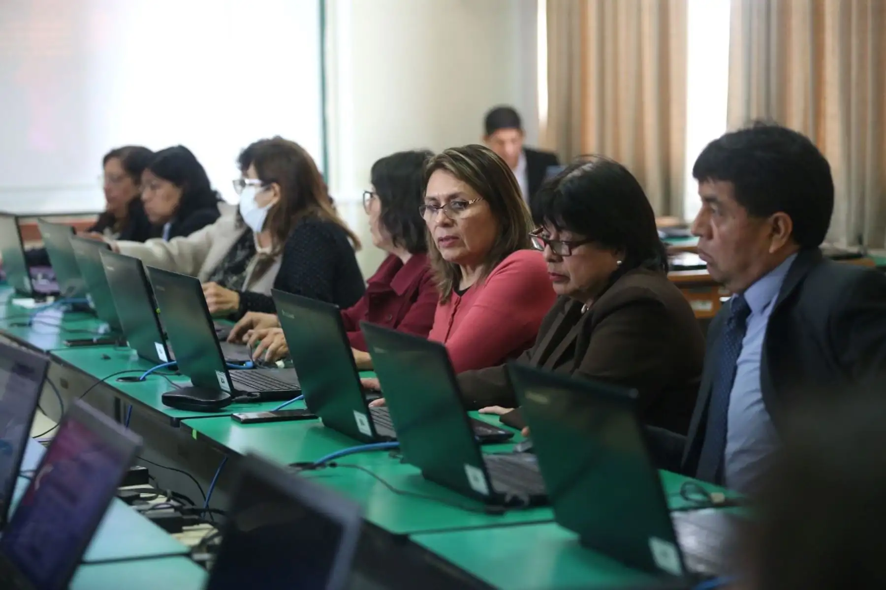 Gracias a convenio entre la DRELM y PUCP, docents podrán estudiar diplomatura. Foto: Difusión