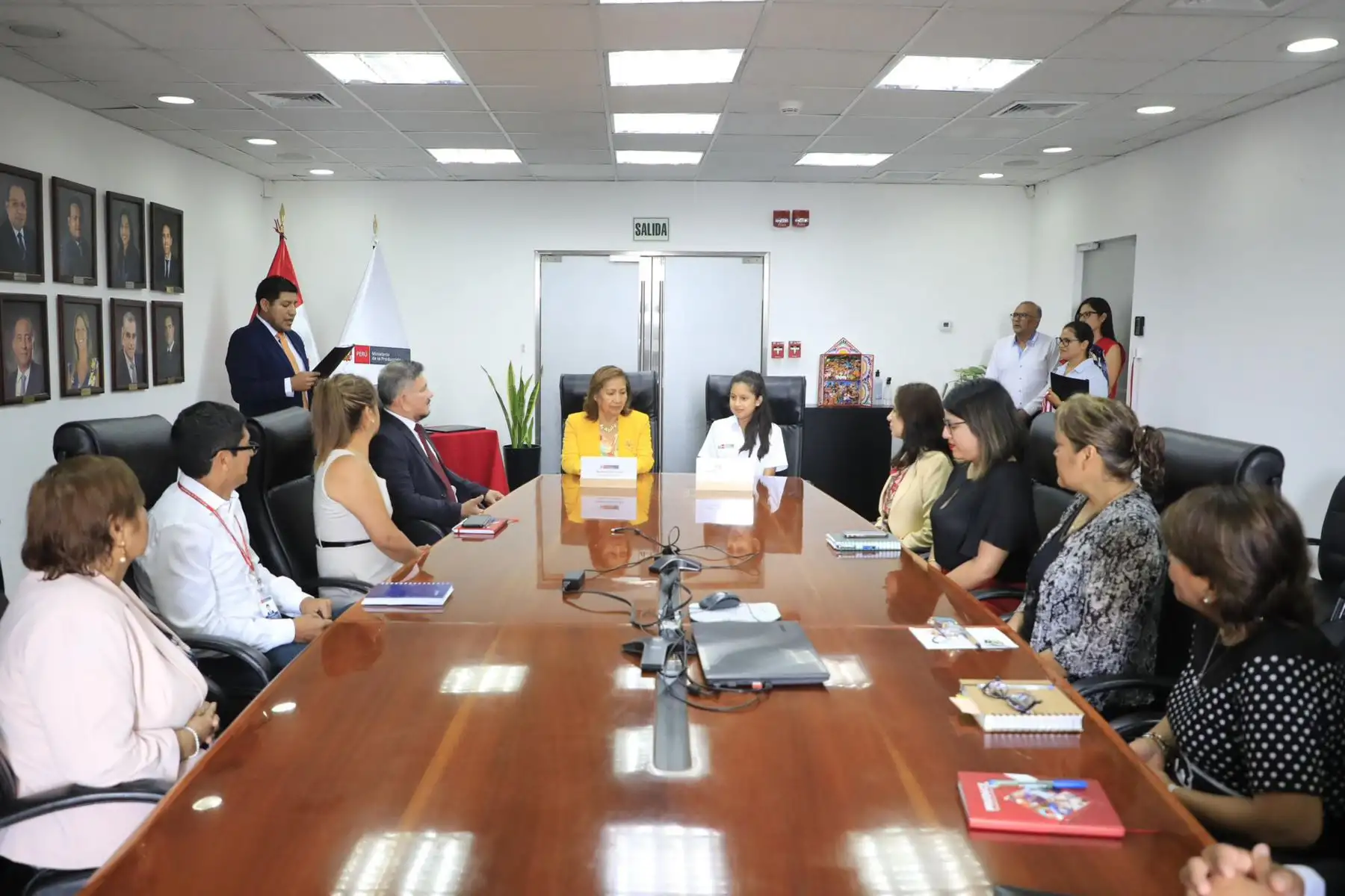En el marco del Día Internacional de la Mujer, Alessandra Adauto, con tan solo 11 años, asumió como ministra de la Producción en un acto simbólico liderado por la titular de PRODUCE, Ana Maria Choquehuanca.
Foto: Produce 
.
