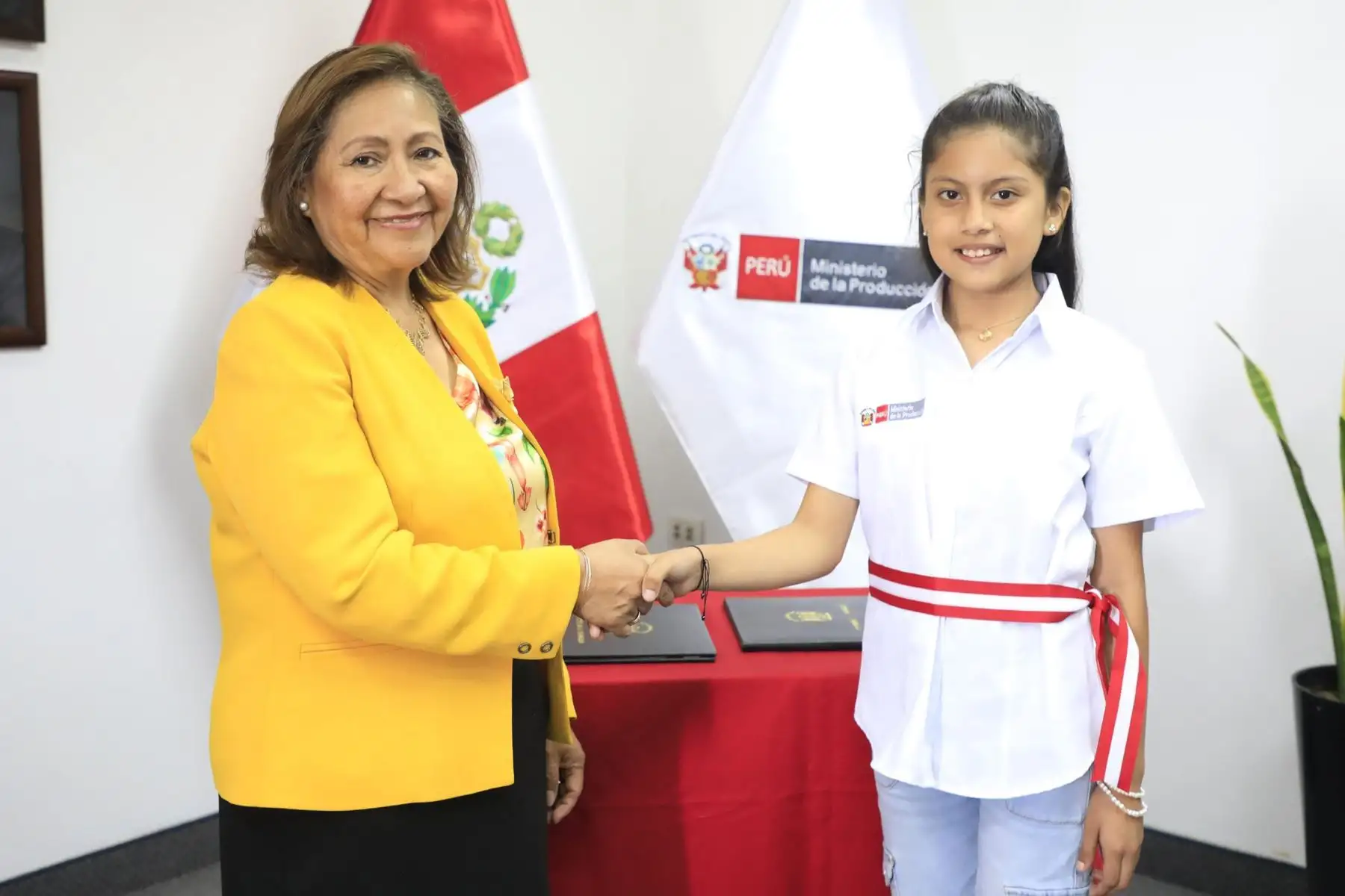 En el marco del Día Internacional de la Mujer, Alessandra Adauto, con tan solo 11 años, asumió como ministra de la Producción en un acto simbólico liderado por la titular de PRODUCE, Ana Maria Choquehuanca.
Foto: Produce 
.