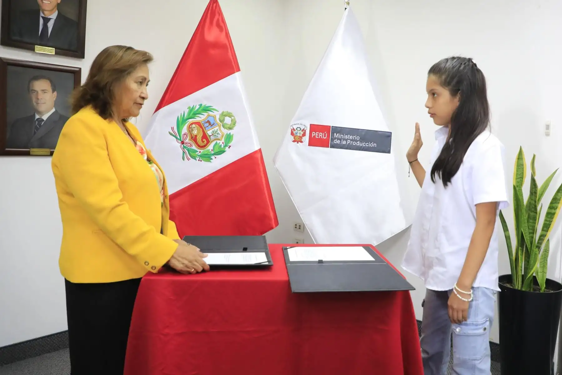 En el marco del Día Internacional de la Mujer, Alessandra Adauto, con tan solo 11 años, asumió como ministra de la Producción en un acto simbólico liderado por la titular de PRODUCE, Ana Maria Choquehuanca.
Foto: Produce 
.