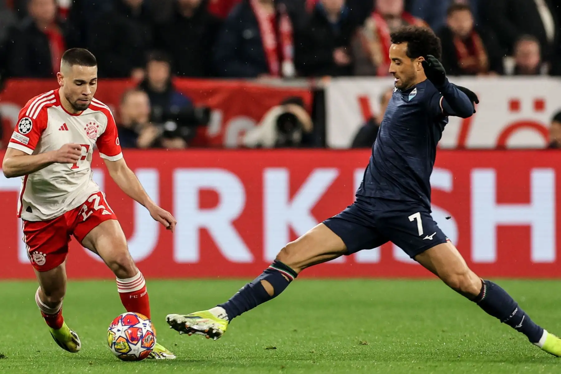 Raphael Guerreiro del Bayern Munich se enfrenta a Felipe Anderson de Lazio durante el segundo partido de octavos de final de la Liga de Campeones de la UEFA entre ambos equipos en Munich, Alemania. Foto: EFE