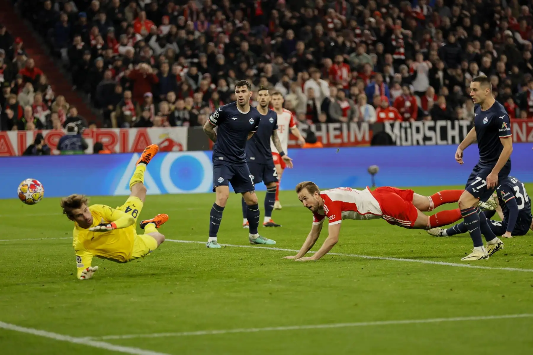 Harry Kane del Bayern Munich anota el primer gol contra el Lazio durante el partido de vuelta de octavos de final de la Liga de Campeones de la UEFA entre ambos equipos en Munich, Alemania. Foto: EFE