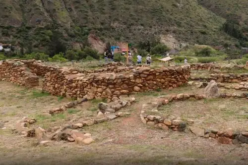 Los sorprendentes hallazgos en el sector VI de la zona arqueológica monumental de Kotosh, ubicada en la región Huánuco y cuyo acceso al público ha sido recientemente inaugurado por el Ministerio de Cultura, revelan cómo vivían los pobladores que ocuparon ese sector durante 200 años, el único con presencia humana permanente y de uso doméstico en esa zona, y que solían acudir al célebre Templo de las Manos Cruzadas para rendir culto a sus dioses.