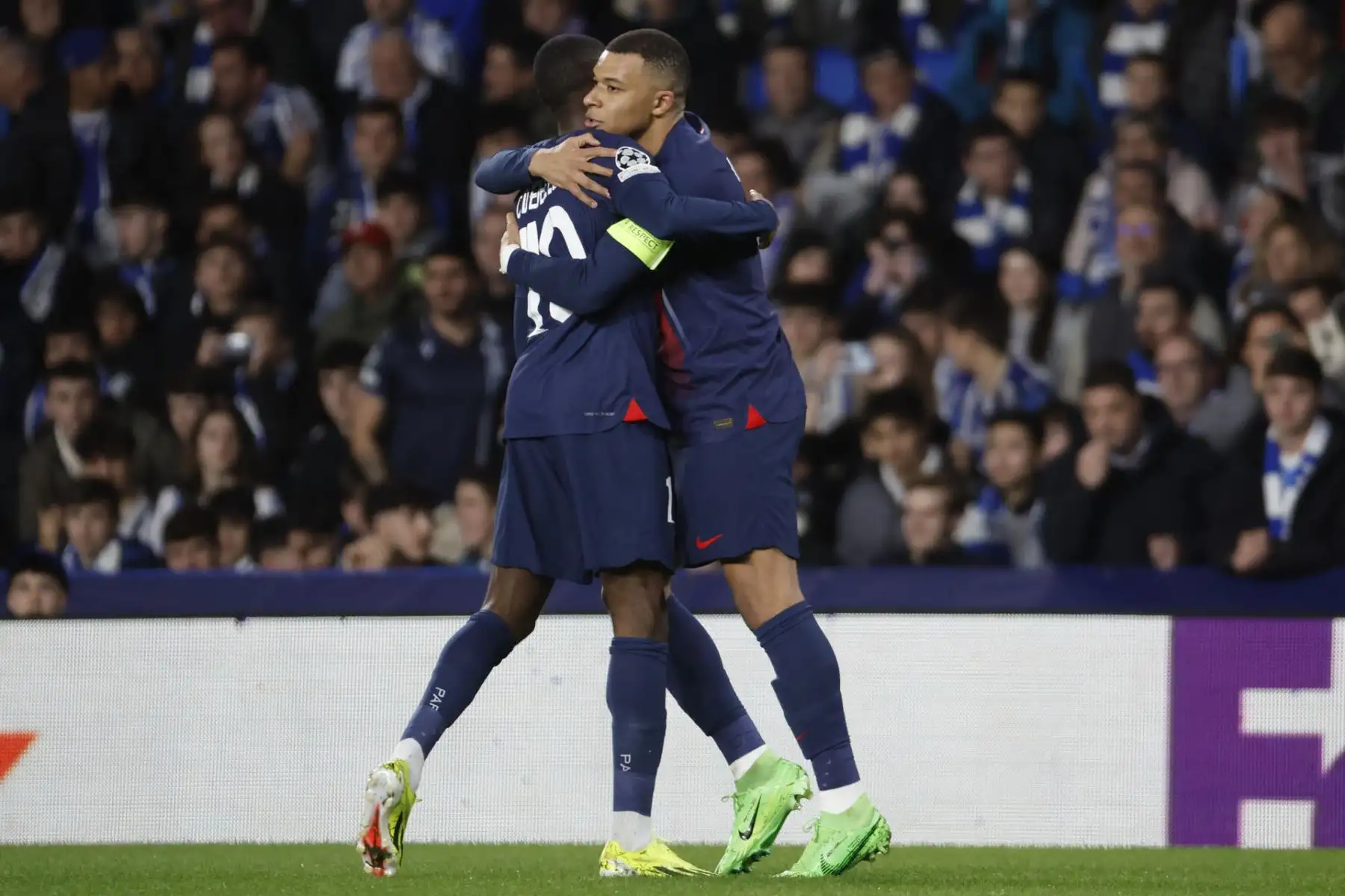 Los jugadores del PSG, Kylian Mbappe y Ousmane Dembelé celebran el primer gol del equipo parisino contra el Real Sociedad durante el encuentro correspondiente a la vuelta de los octavos de final de la Liga de Campeones en el Reale Arena, en San Sebastián. Foto: EFE