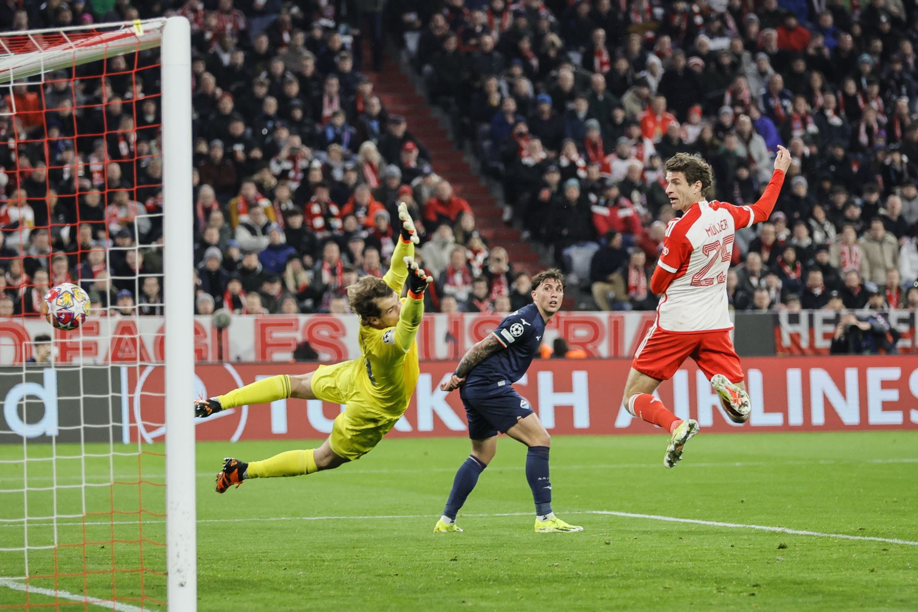 Thomas Müeller del Bayern anota el gol de 2-0 contra el portero de Lazio, Ivan Provedel, durante el partido de vuelta de octavos de final de la Liga de Campeones de la UEFA entre ambos equipos en Múnich, Alemania. Foto: EFE