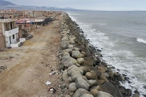 Borde costero de balnearios en la provincia de Trujillo, región La Libertad.