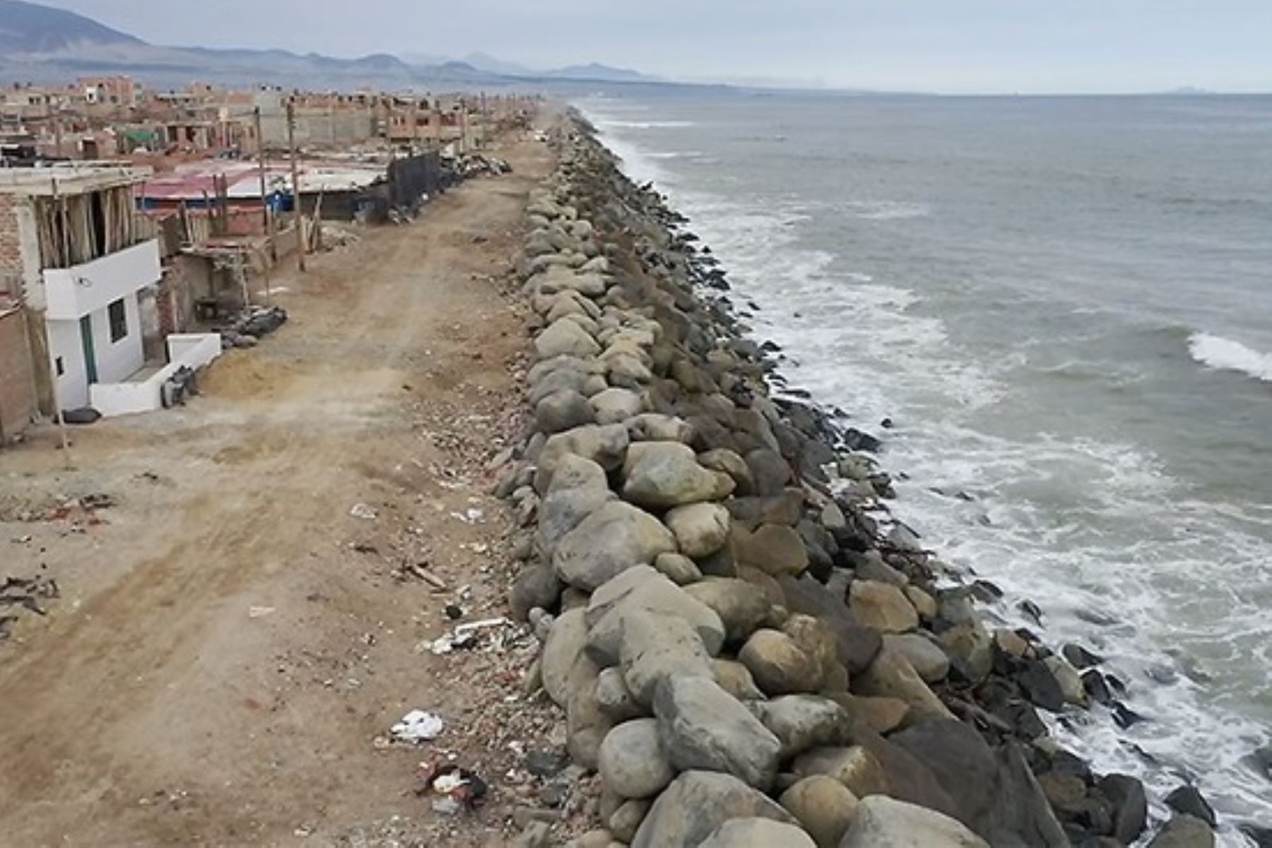 Borde costero de balnearios en la provincia de Trujillo, región La Libertad.