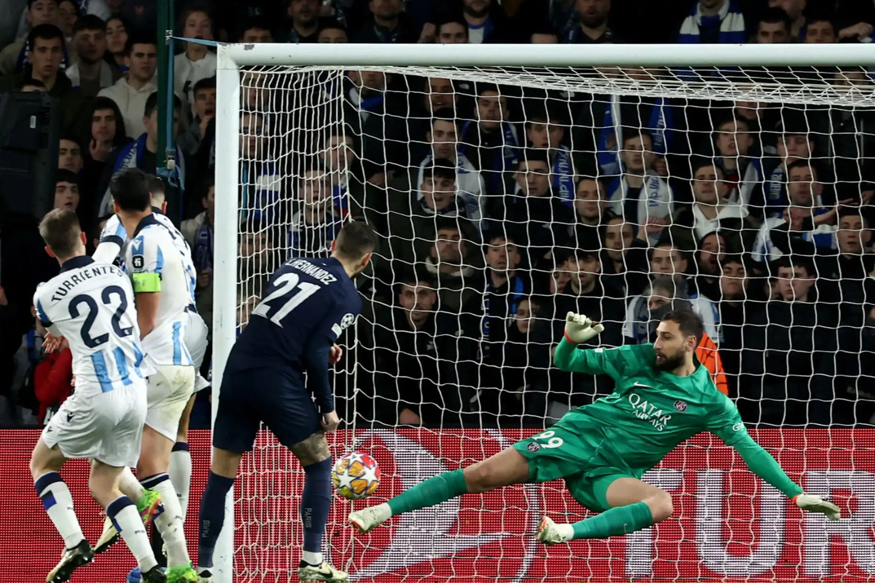 El centrocampista español de la Real Sociedad, Mikel Merino, anota un gol contra el PSG durante el partido de vuelta de los últimos 16 partidos de la Liga de Campeones de la UEFA en el estadio de Anoeta en San Sebastián. Foto: AFP