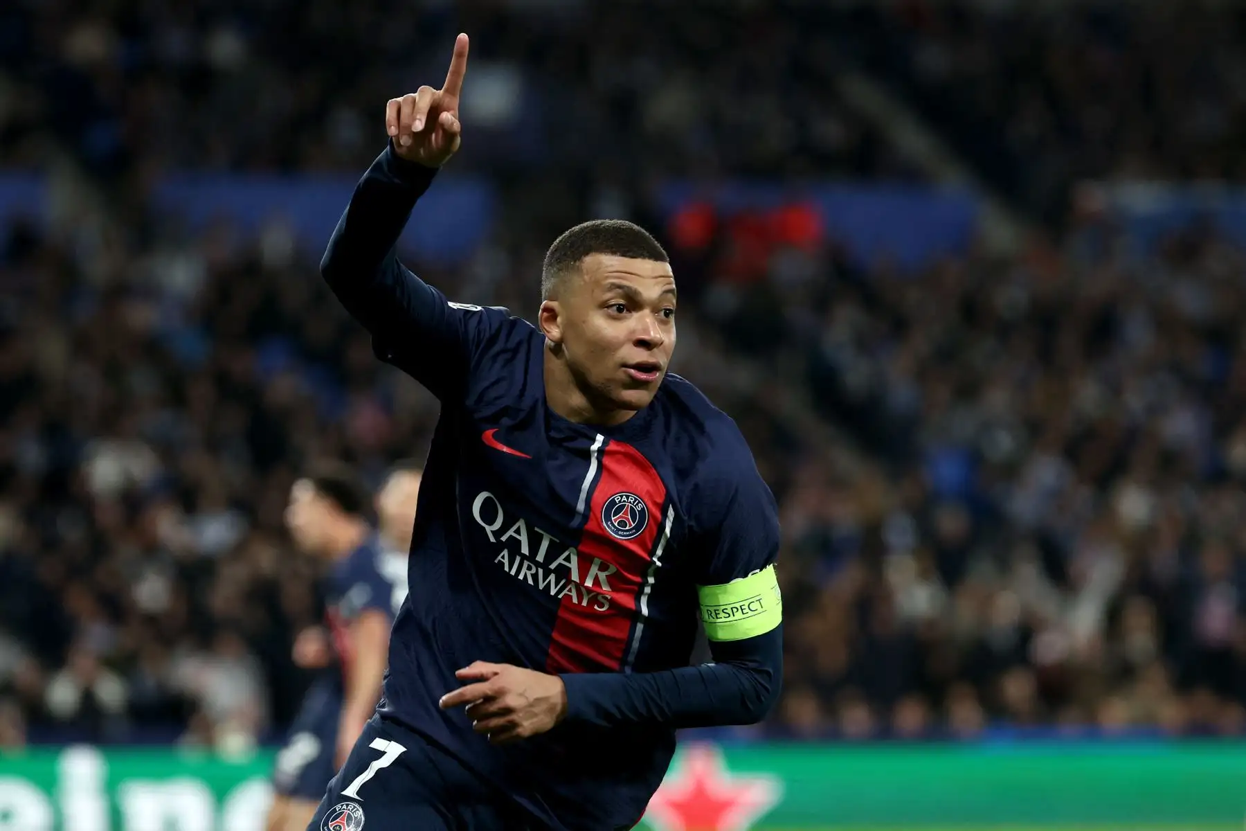 El delantero francés del PSG, Kylian Mbappé, celebra su segundo gol anotado contra el Real Sociedad durante el partido de vuelta de los octavos de final de la Liga de Campeones de la UEFA en el estadio de Anoeta de San Sebastián. Foto: AFP