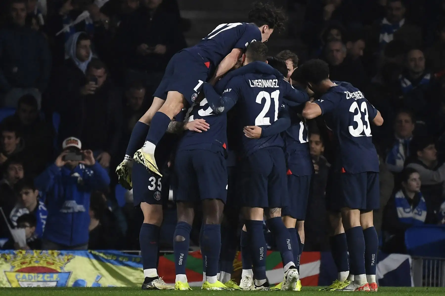 Los jugadores del PSG celebran el segundo gol del delantero francés, Kylian Mbappé, contra el Real Sociedad durante el partido de vuelta de los octavos de final de la Liga de Campeones de la UEFA en el estadio de Anoeta de San Sebastián. Foto: AFP