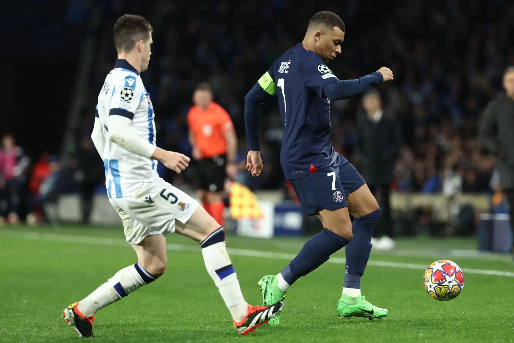 El centrocampista español de la Real Sociedad, Igor Zubeldia, persigue al delantero francés del PSG, Kylian Mbappé, durante el partido de vuelta de los últimos 16 partidos de la Liga de Campeones de la UEFA en el estadio de Anoeta de San Sebastián. Foto: AFP