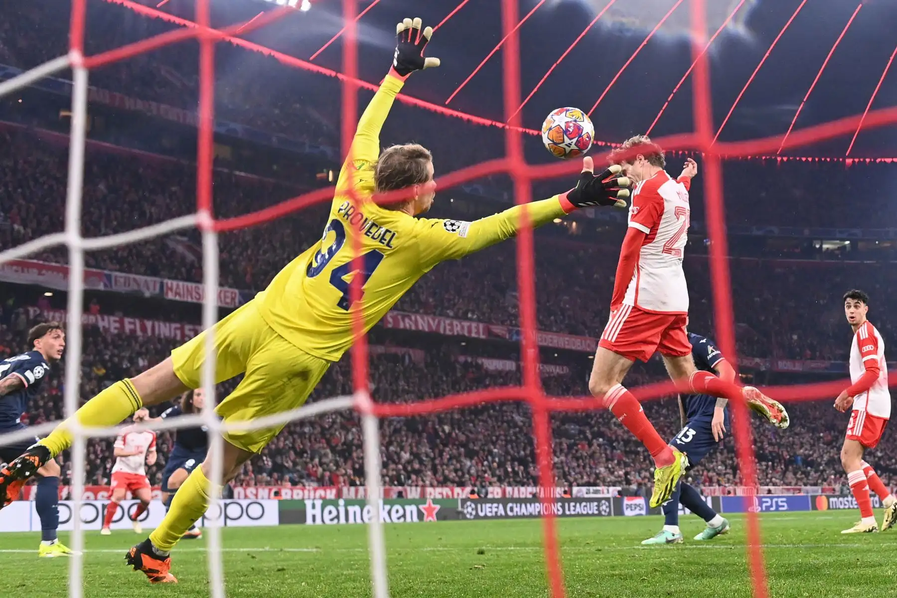 El delantero alemán del Bayern Múnich, Thomas Mueller, anota el segundo gol para su equipo ante el portero italiano del Lazio, Ivan Provedel, durante el partido de vuelta de los octavos de final de la Liga de Campeones de la UEFA en Múnich, sur de Alemania. Foto: AFP