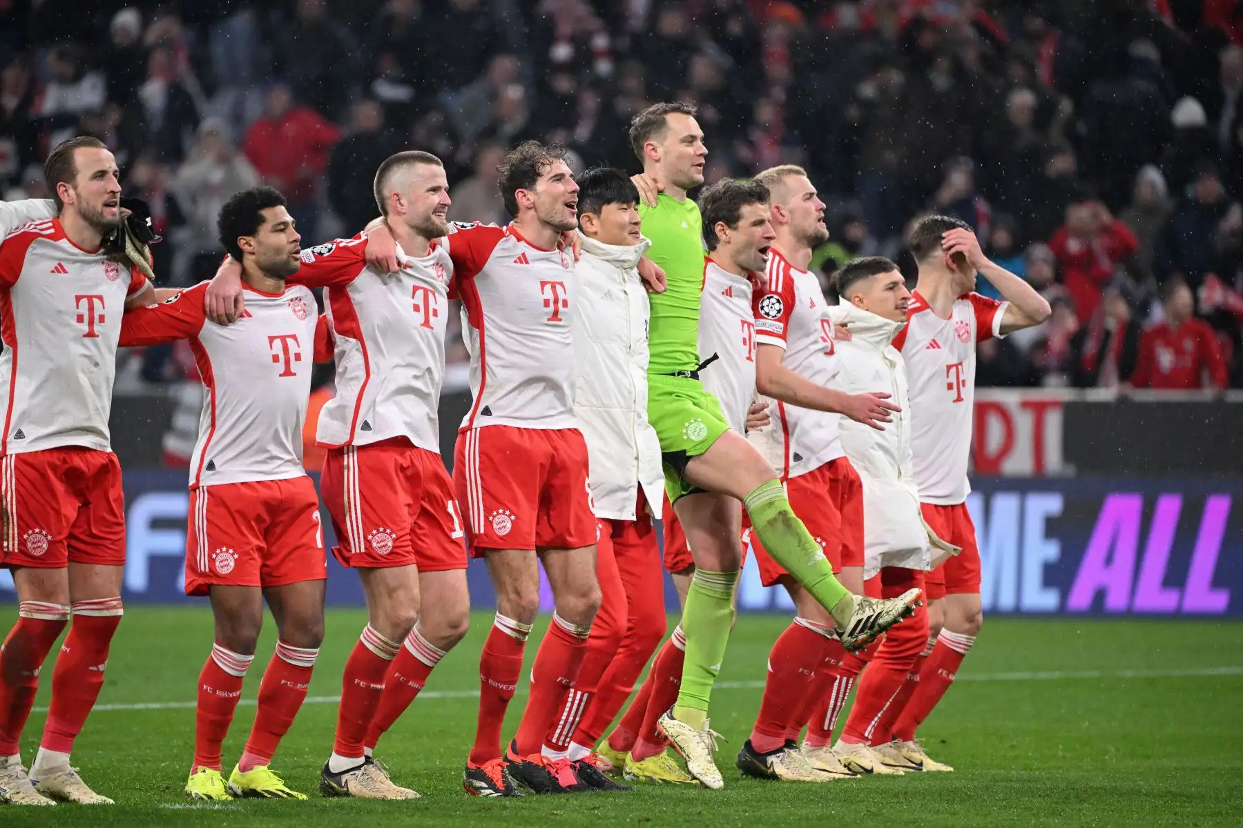 Los jugadores del Bayern Múnich celebran la victoria de su equipo con sus fanáticos después del partido de vuelta de los octavos de final de la Liga de Campeones de la UEFA contra el Lazio en Múnich, Alemania. Foto: AFP