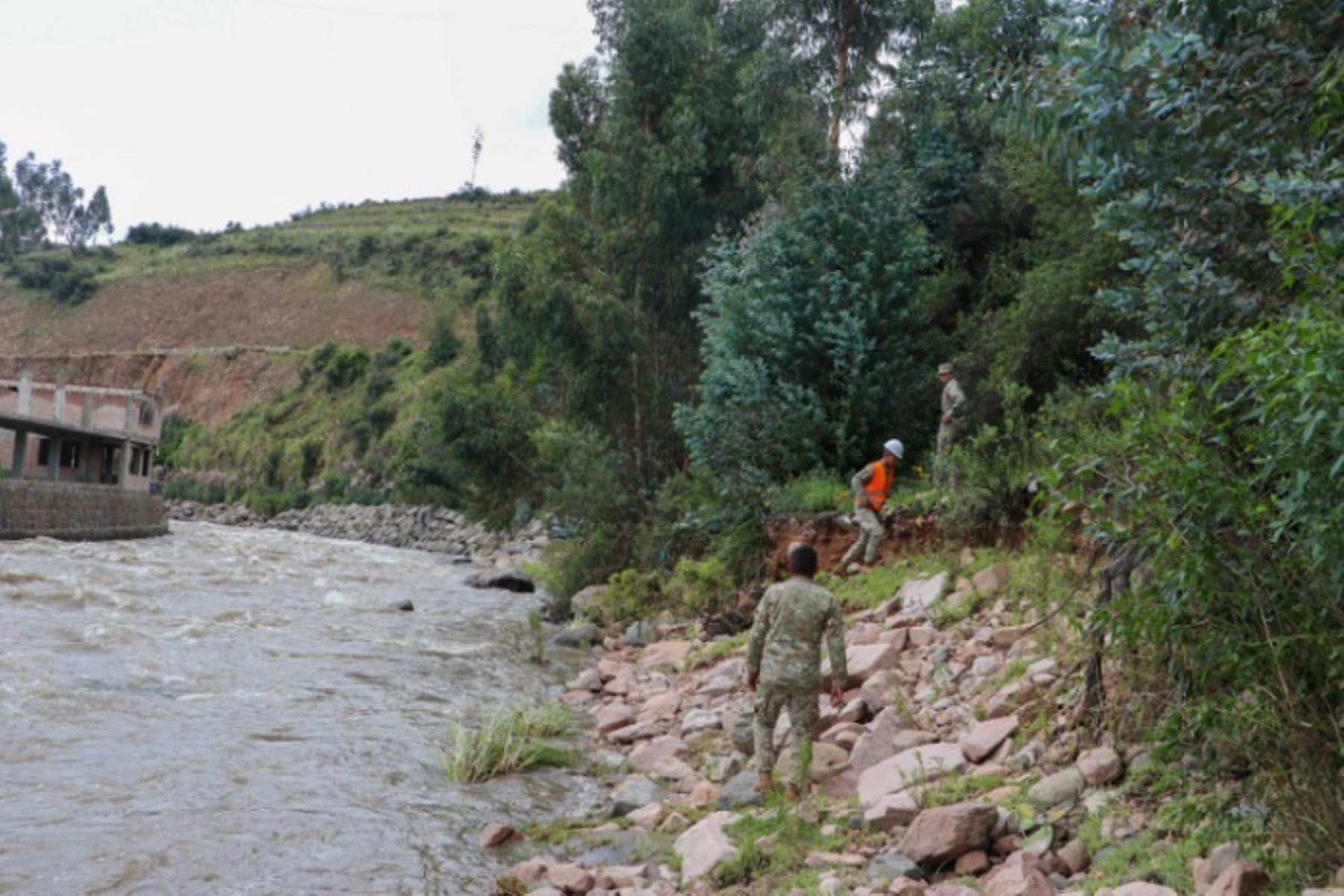 Ayacucho: buscan a mujer que cayó a río cuando cruzaba puente colgante dañado