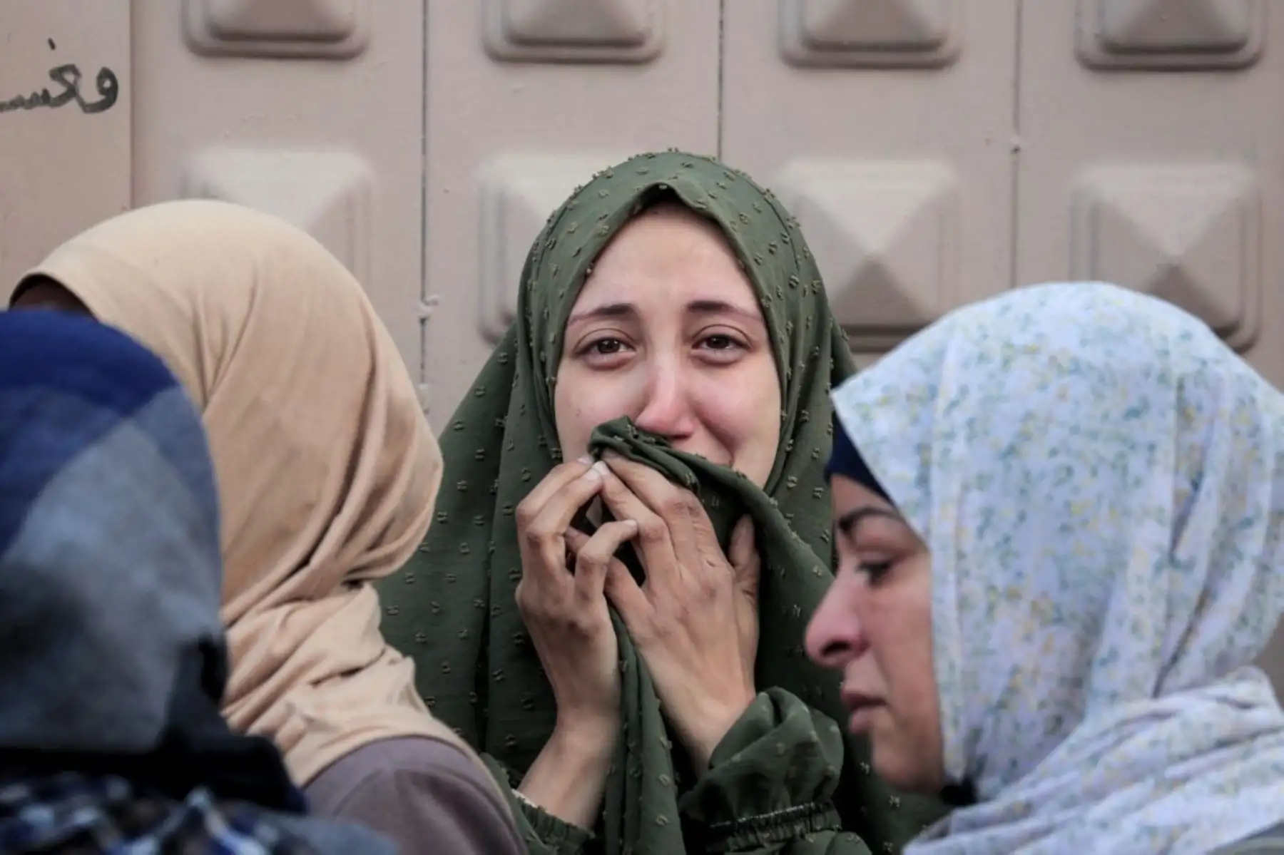 Los palestinos reaccionan en el hospital de al-Aqsa en Deir el-Balah mientras la gente llora la muerte de sus seres queridos durante el bombardeo israelí, en el centro de la Franja de Gaza. Foto: AFP