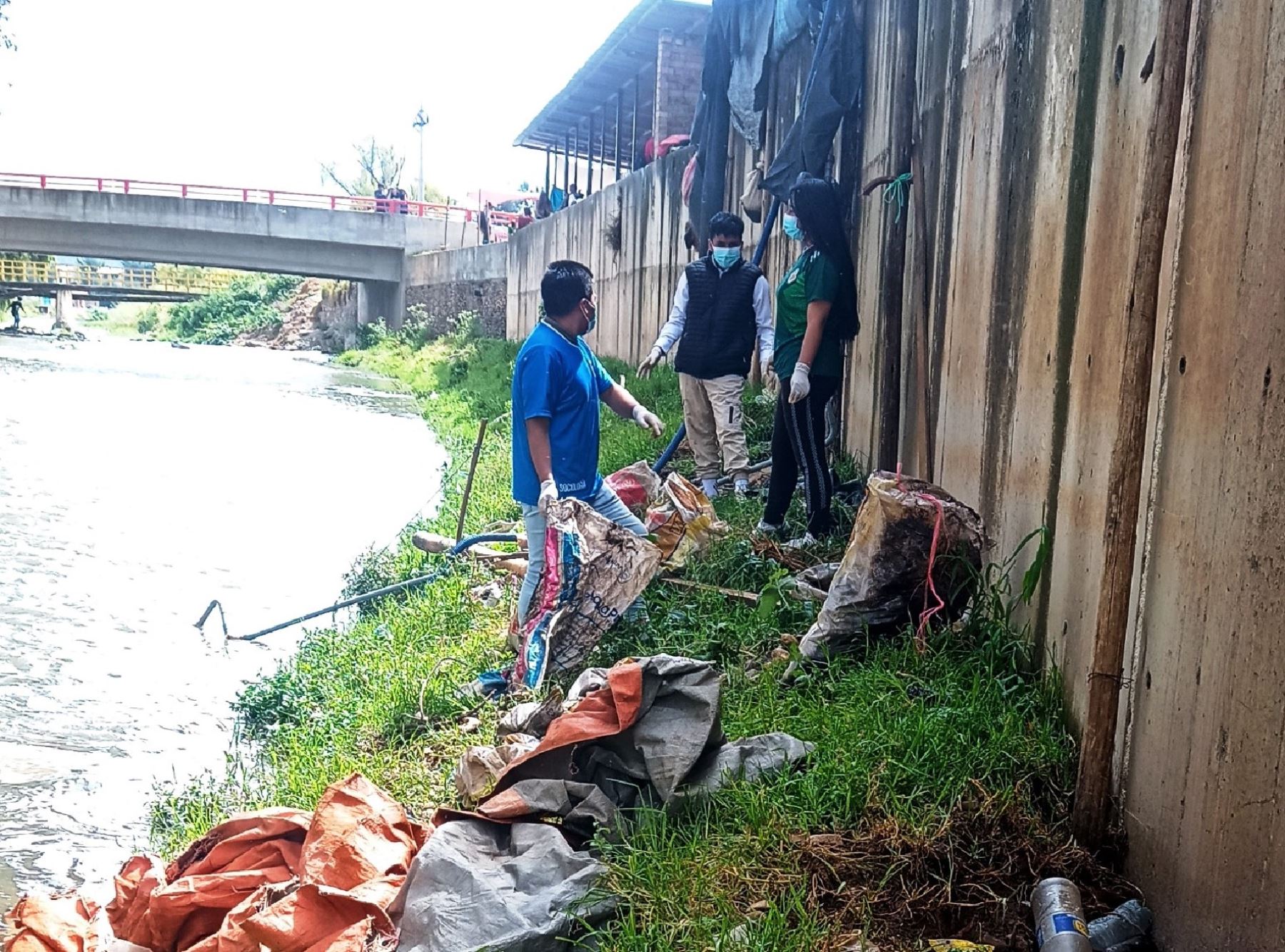 Estudiantes de la Universidad Nacional de Cajamarca limpian el cauce del río Mashcón y piden a la población evitar arrojar basura. ANDINA/Difusión