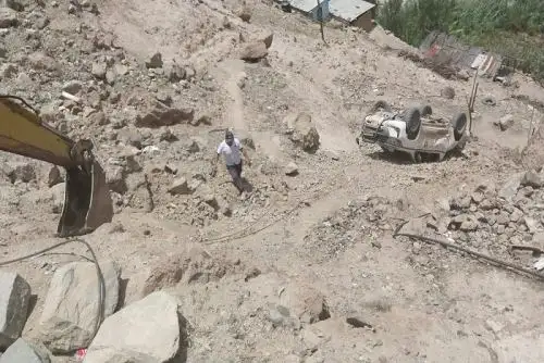 Huarochirí:alcaldesa Teresa Aguirre salva la vida en accidente provocado por caída de roca