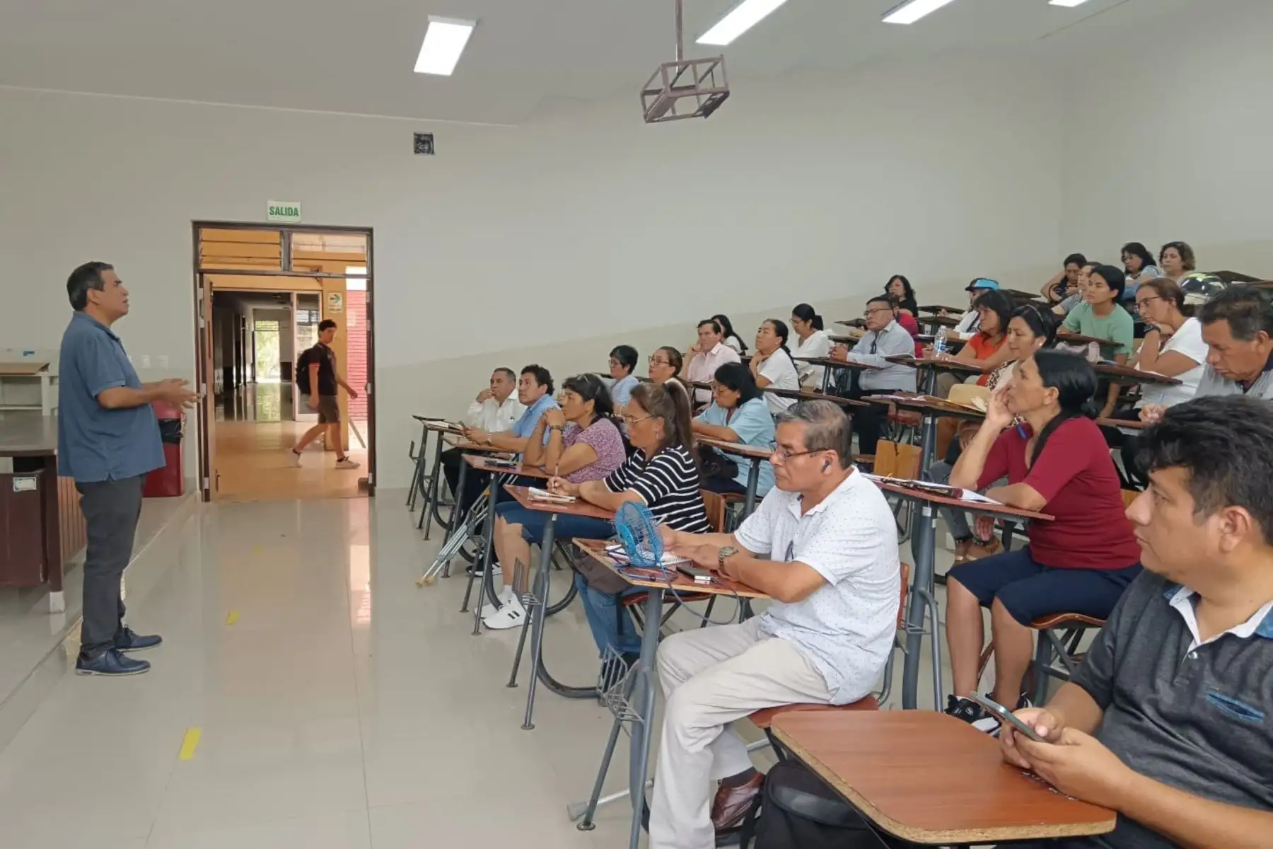 Docentes de tres regiones se capacitan para implementar Clubes de Ciencia y tecnología