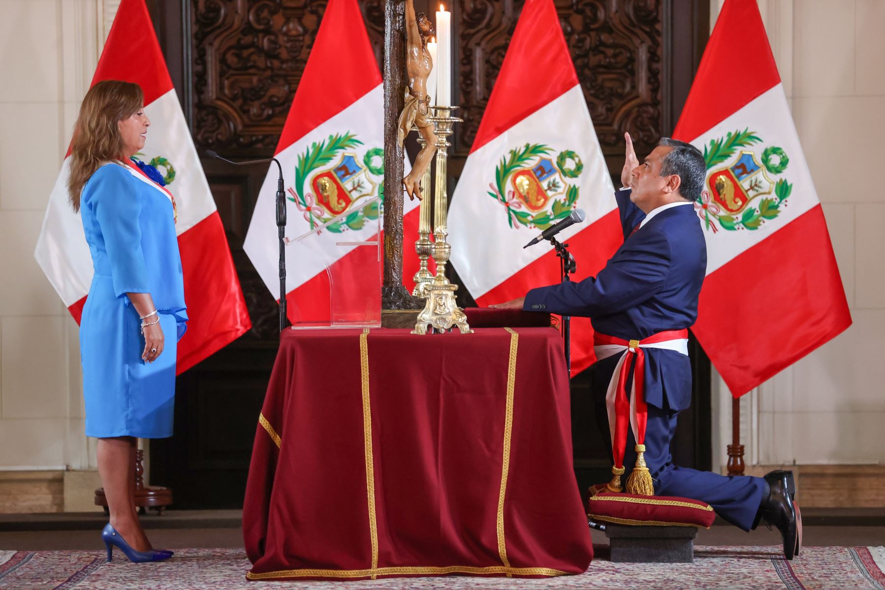 La presidenta Dina Boluarte tomó juramento al nuevo presidente del Consejo de Ministros, Gustavo Lino Adrianzén Olaya. Posteriormente, la Mandataria juramentó al Gabinete Ministerial. Foto: ANDINA/Prensa Presidencia.