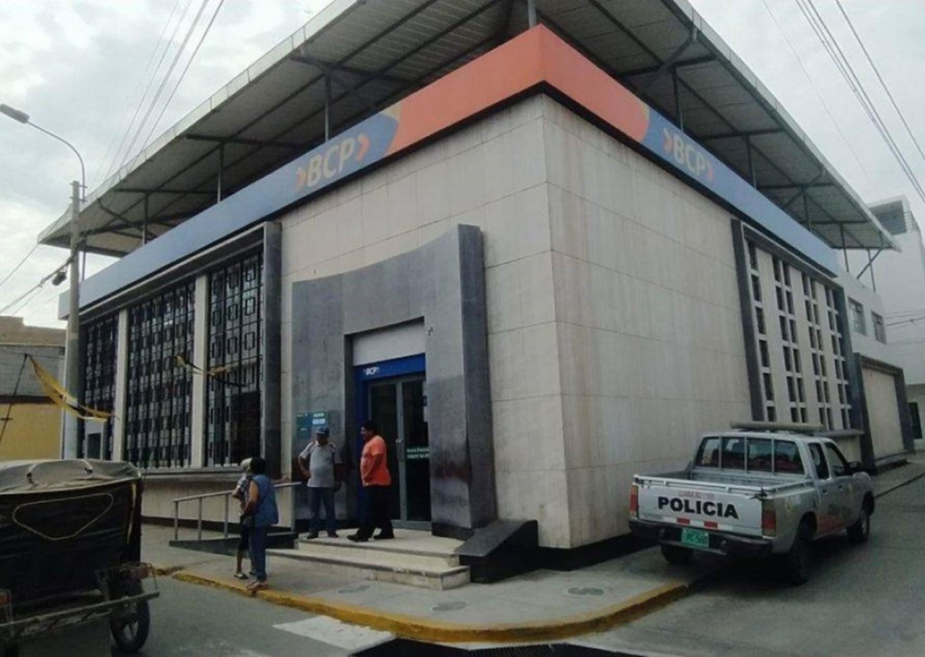 Una mujer fue asaltada esta mañana en el interior de una agencia bancaria en la ciudad de Pacasmayo, en La Libertad. Los delincuentes la amenazaron con sus armas de fuego. FOTO: cortesía: Diario Uno Pacasmayo