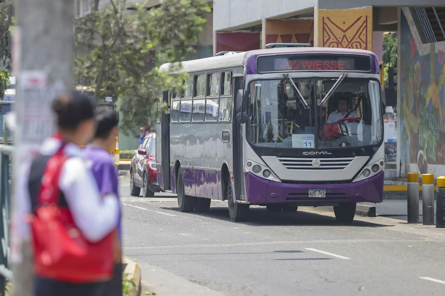 Los buses del Corredor Morado reiniciaron hoy su servicio de transporte público tras los acuerdos alcanzados la tarde de ayer con representantes del Ministerio de Transportes y Comunicaciones (MTC). Desde tempranas horas, controladores de ATU se instalaron en los paraderos más concurridos para facilitar el desarrollo normal del servicio, que se paralizó algunos días.
Foto: ANDINA/Andrés Valle