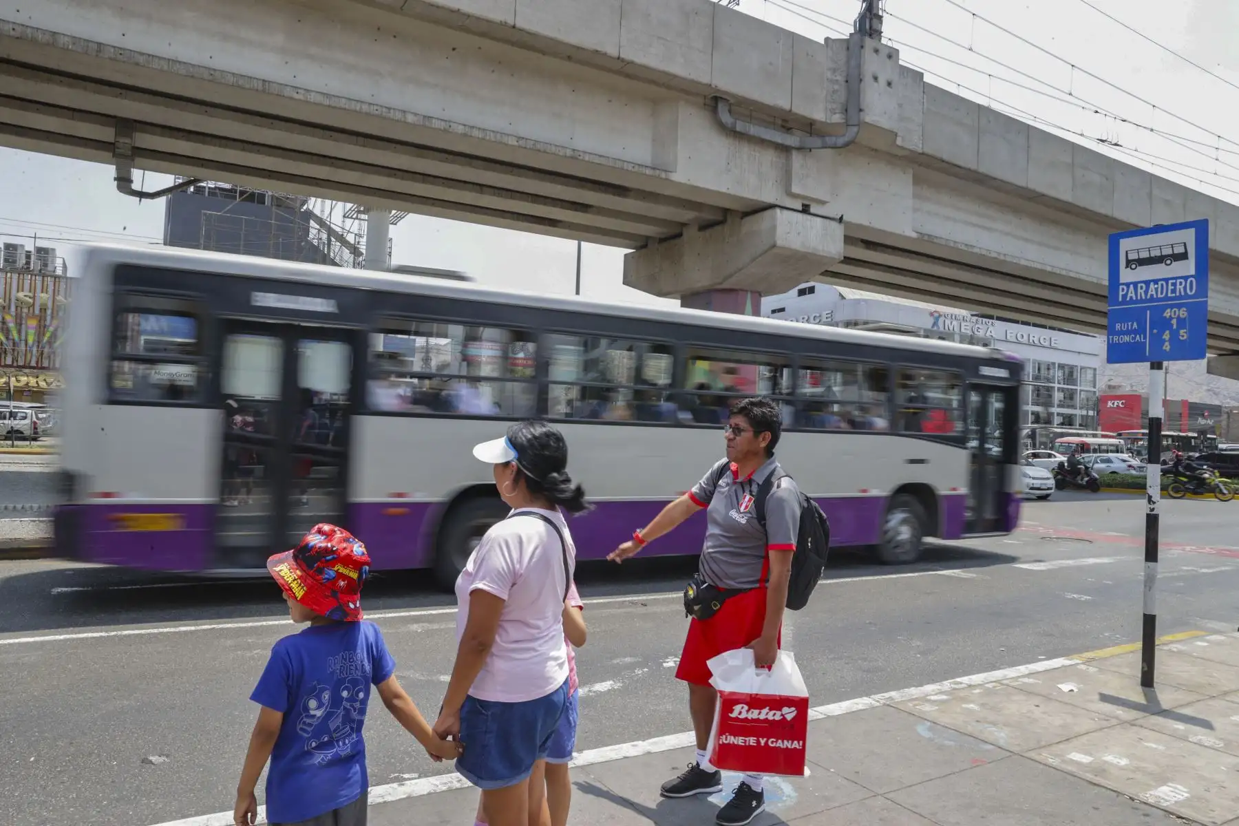Los buses del Corredor Morado reiniciaron hoy su servicio de transporte público tras los acuerdos alcanzados la tarde de ayer con representantes del Ministerio de Transportes y Comunicaciones (MTC). Desde tempranas horas, controladores de ATU se instalaron en los paraderos más concurridos para facilitar el desarrollo normal del servicio, que se paralizó algunos días.
Foto: ANDINA/Andrés Valle