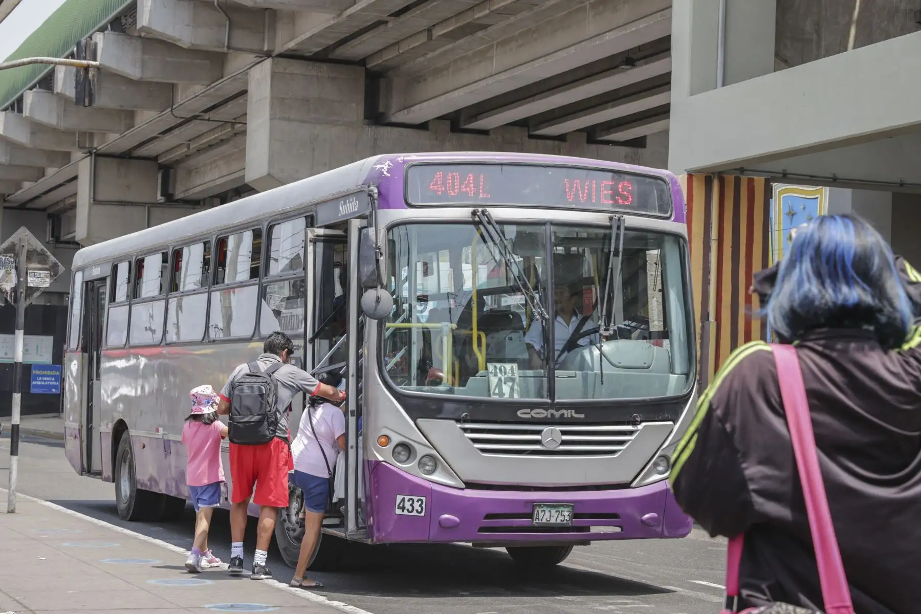 Los buses del Corredor Morado reiniciaron hoy su servicio de transporte público tras los acuerdos alcanzados la tarde de ayer con representantes del Ministerio de Transportes y Comunicaciones (MTC). Desde tempranas horas, controladores de ATU se instalaron en los paraderos más concurridos para facilitar el desarrollo normal del servicio, que se paralizó algunos días.
Foto: ANDINA/Andrés Valle