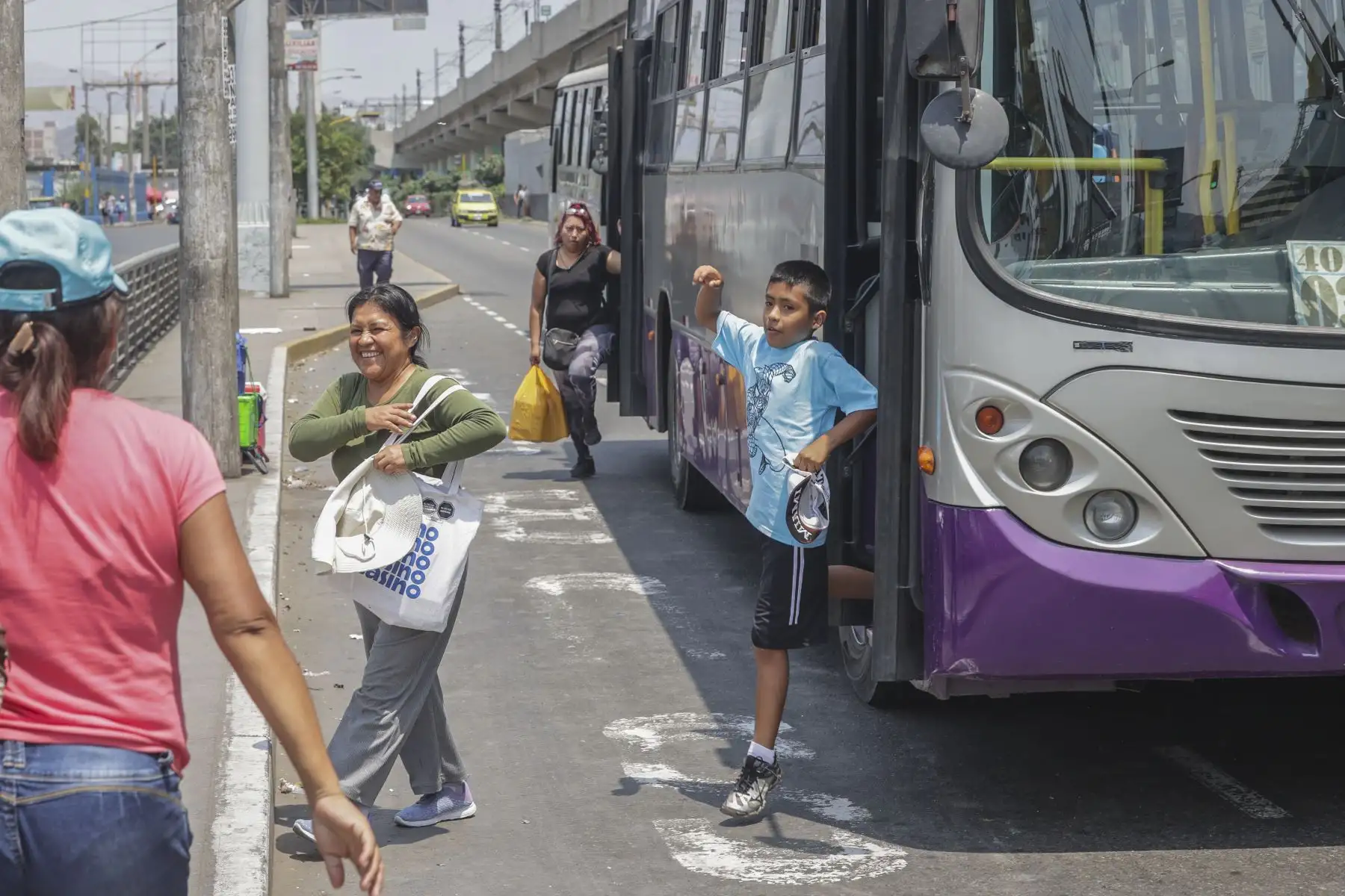 Los buses del Corredor Morado reiniciaron hoy su servicio de transporte público tras los acuerdos alcanzados la tarde de ayer con representantes del Ministerio de Transportes y Comunicaciones (MTC). Desde tempranas horas, controladores de ATU se instalaron en los paraderos más concurridos para facilitar el desarrollo normal del servicio, que se paralizó algunos días.
Foto: ANDINA/Andrés Valle