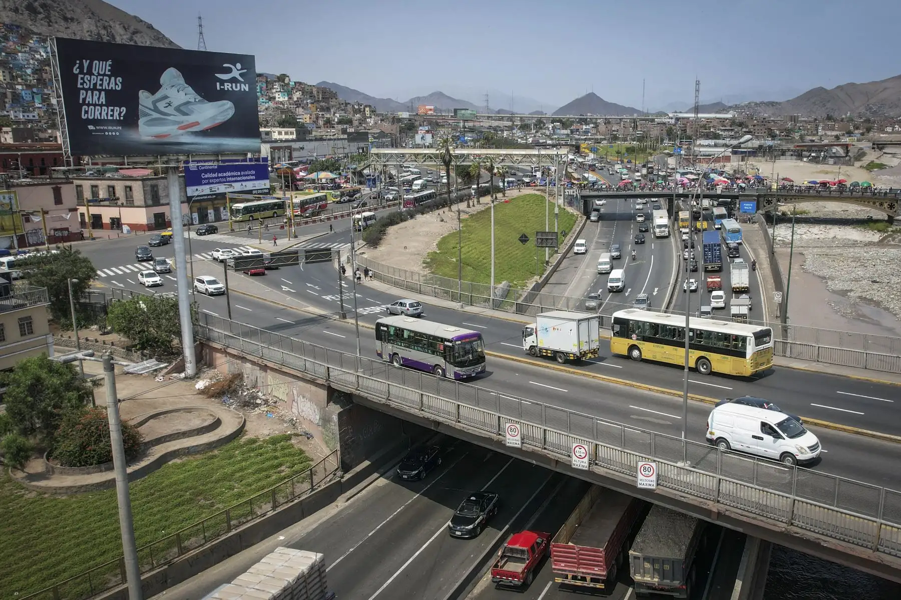 Los buses del Corredor Morado reiniciaron hoy su servicio de transporte público tras los acuerdos alcanzados la tarde de ayer con representantes del Ministerio de Transportes y Comunicaciones (MTC). Desde tempranas horas, controladores de ATU se instalaron en los paraderos más concurridos para facilitar el desarrollo normal del servicio, que se paralizó algunos días.
Foto: ANDINA/Andrés Valle