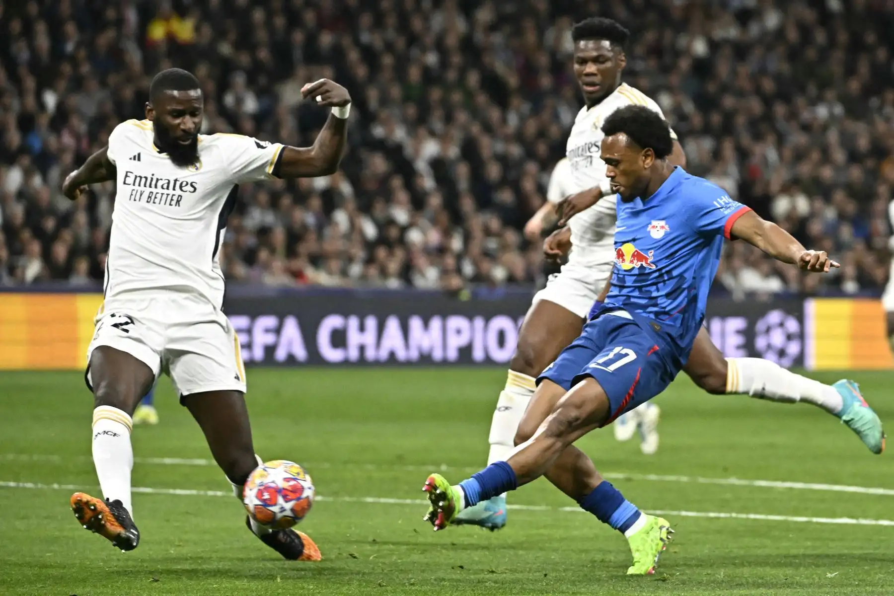 El delantero belga  de Leipzig Lois Openda  es desafiado por el defensor alemán #22 del Real Madrid Antonio Rudiger durante el partido de vuelta de los últimos 16 partidos de la Liga de Campeones de la UEFA entre el Real Madrid CF y el RB Leipzig en el estadio Santiago Bernabeu de Madrid.
Foto: AFP