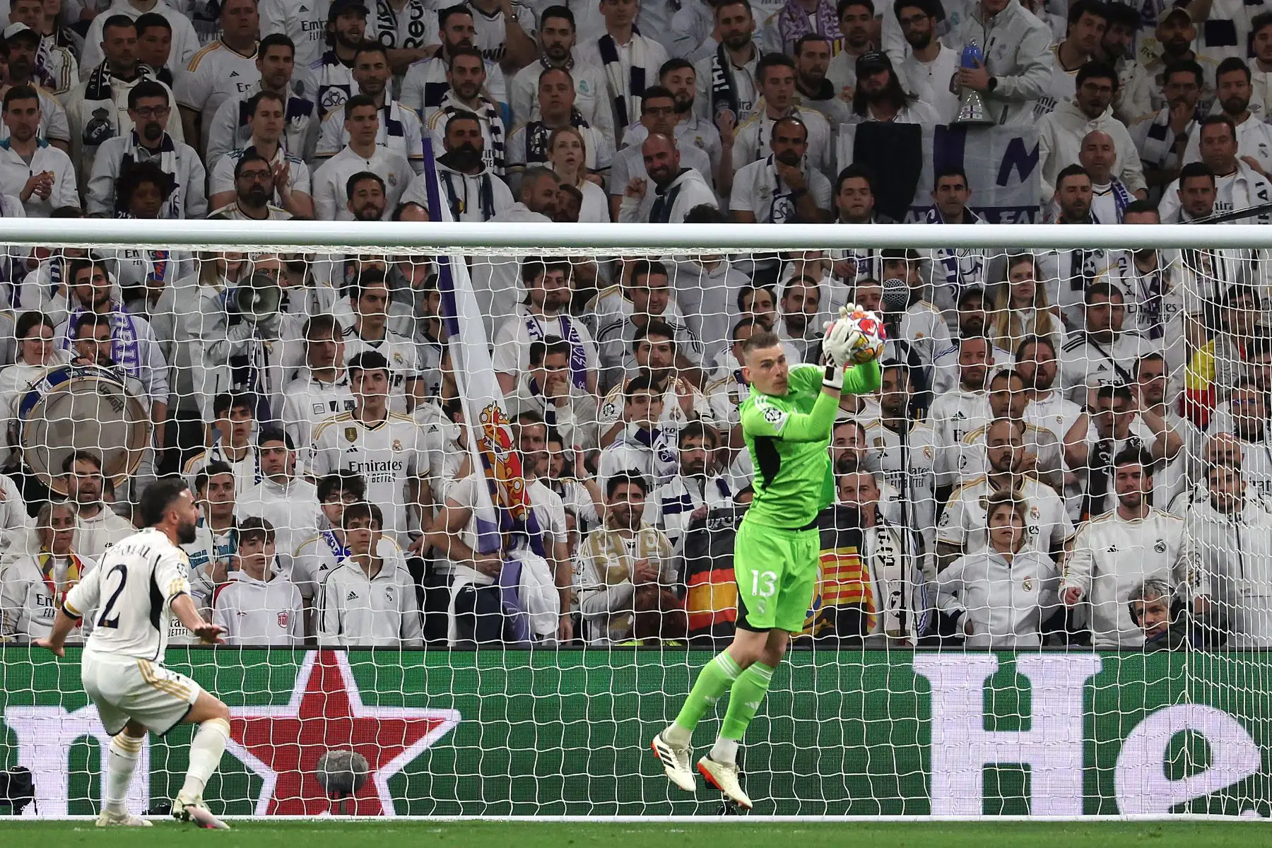 El portero ucraniano  del Real Madrid, Andriy Lunin, hace una parada durante el partido de vuelta de octavos de final de la Liga de Campeones de la UEFA entre el Real Madrid CF y el RB Leipzig en el estadio Santiago Bernabeu de Madrid.
Foto: AFP