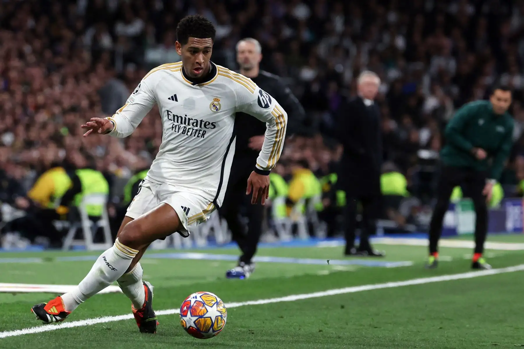 El centrocampista inglés del Real Madrid, Jude Bellingham controla el balón desde la línea de banda durante el partido de vuelta de los últimos 16 partidos de la Liga de Campeones de la UEFA entre el Real Madrid CF y el RB Leipzig en el estadio Santiago Bernabeu de Madrid.
Foto: AFP