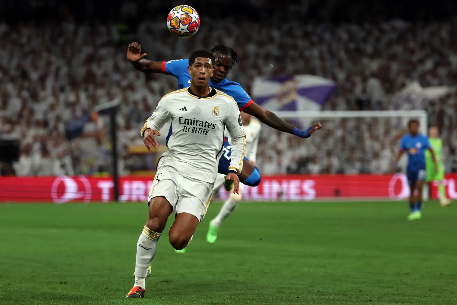 El defensor francés de Leipzig, Castello Lukeba desafía al mediocampista inglés del Real Madrid, Jude Bellingham durante el partido de vuelta de los últimos 16 partidos de la Liga de Campeones de la UEFA entre el Real Madrid CF y el RB Leipzig en el estadio Santiago Bernabeu de Madrid.
Foto: AFP