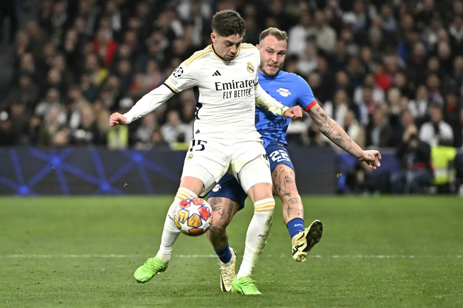 El centrocampista uruguayo del Real Madrid,  Federico Valverde y el centrocampista alemán del Leipzig #22 David Raum compiten por el balón durante el partido de vuelta de los últimos 16 partidos de la Liga de Campeones de la UEFA entre el Real Madrid CF y el RB Leipzig en el estadio Santiago Bernabeu de Madrid.
Foto: AFP