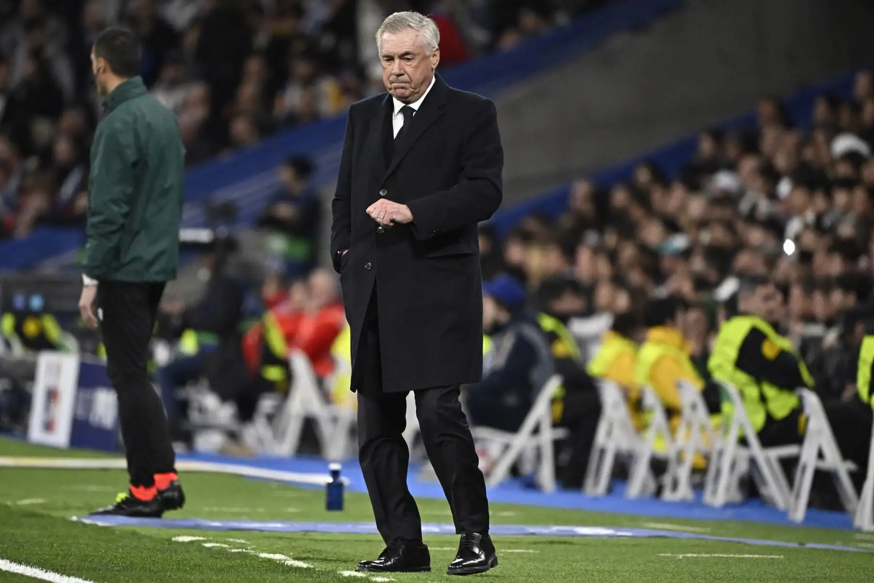 El entrenador italiano del Real Madrid, Carlo Ancelotti, está en la línea de banda durante el partido de vuelta de los últimos 16 partidos de la Liga de Campeones de la UEFA entre el Real Madrid CF y el RB Leipzig en el estadio Santiago Bernabeu de Madrid.
Foto: AFP