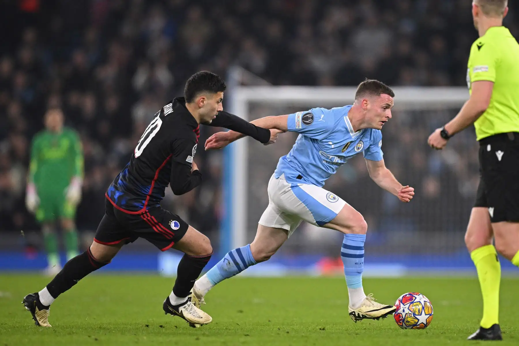 El defensor español del Manchester City, Sergio Gómez compite con el delantero sueco del FC Copenhague, Roony Bardghji durante el partido de fútbol de vuelta de octavos de final de la Liga de Campeones de la UEFA entre el Manchester City y el FC Copenhague en el estadio Etihad. en Manchester, noroeste de Inglaterra.
Foto: AFP