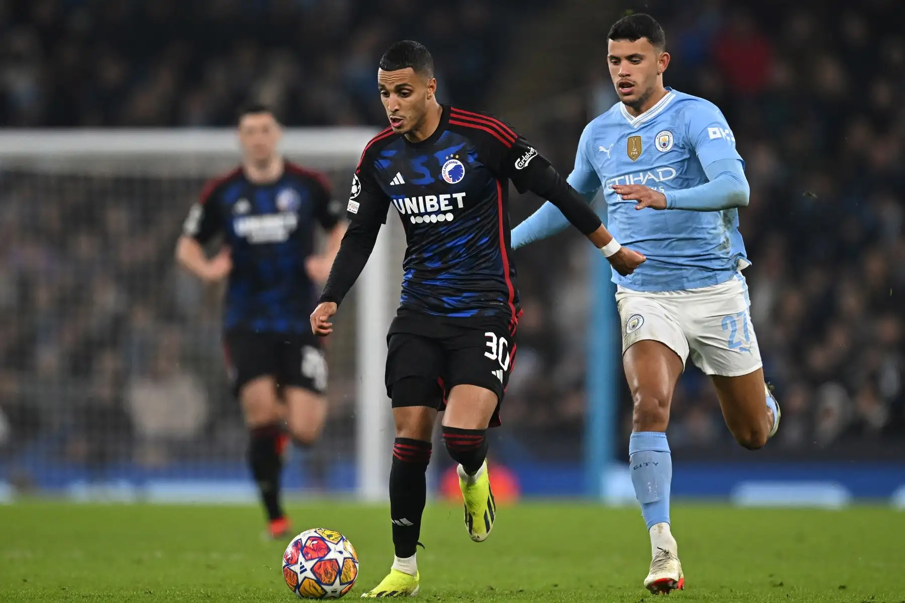 El centrocampista tunecino del FC Copenhague,  Elias Achouri se aleja del centrocampista portugués del Manchester City, Matheus Nunes  durante el partido de fútbol de vuelta de octavos de final de la Liga de Campeones de la UEFA entre el Manchester City y el FC Copenhague en el Etihad Stadium , en Manchester, noroeste de Inglaterra.
Foto: AFP