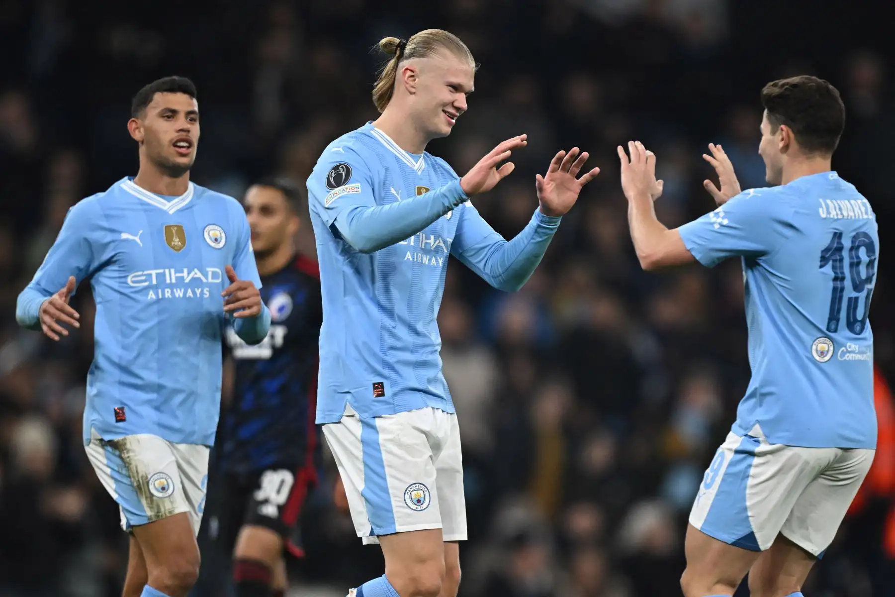 El delantero noruego del Manchester City, Erling Haaland celebra con sus compañeros de equipo después de marcar su tercer gol durante el partido de fútbol de vuelta de octavos de final de la Liga de Campeones de la UEFA entre Manchester City y FC Copenhague en el estadio Etihad, en Manchester.
Foto: AFP