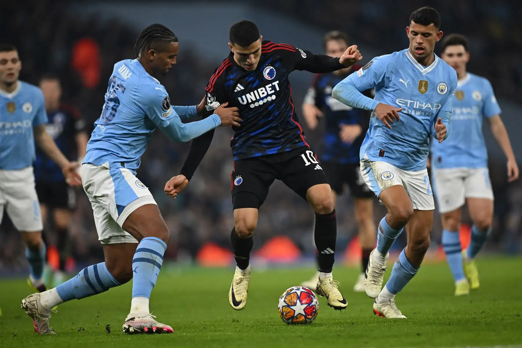 El centrocampista noruego del FC Copenhague, Mohamed Elyounoussi compite con el defensor suizo del Manchester City, Manuel Akanji  y el centrocampista portugués del Manchester City, Matheus Nunes  durante los octavos de final de la Liga de Campeones de la UEFA, partido de vuelta, fútbol Partido entre Manchester City y FC Copenhague en el Etihad Stadium, en Manchester.
Foto: AFP