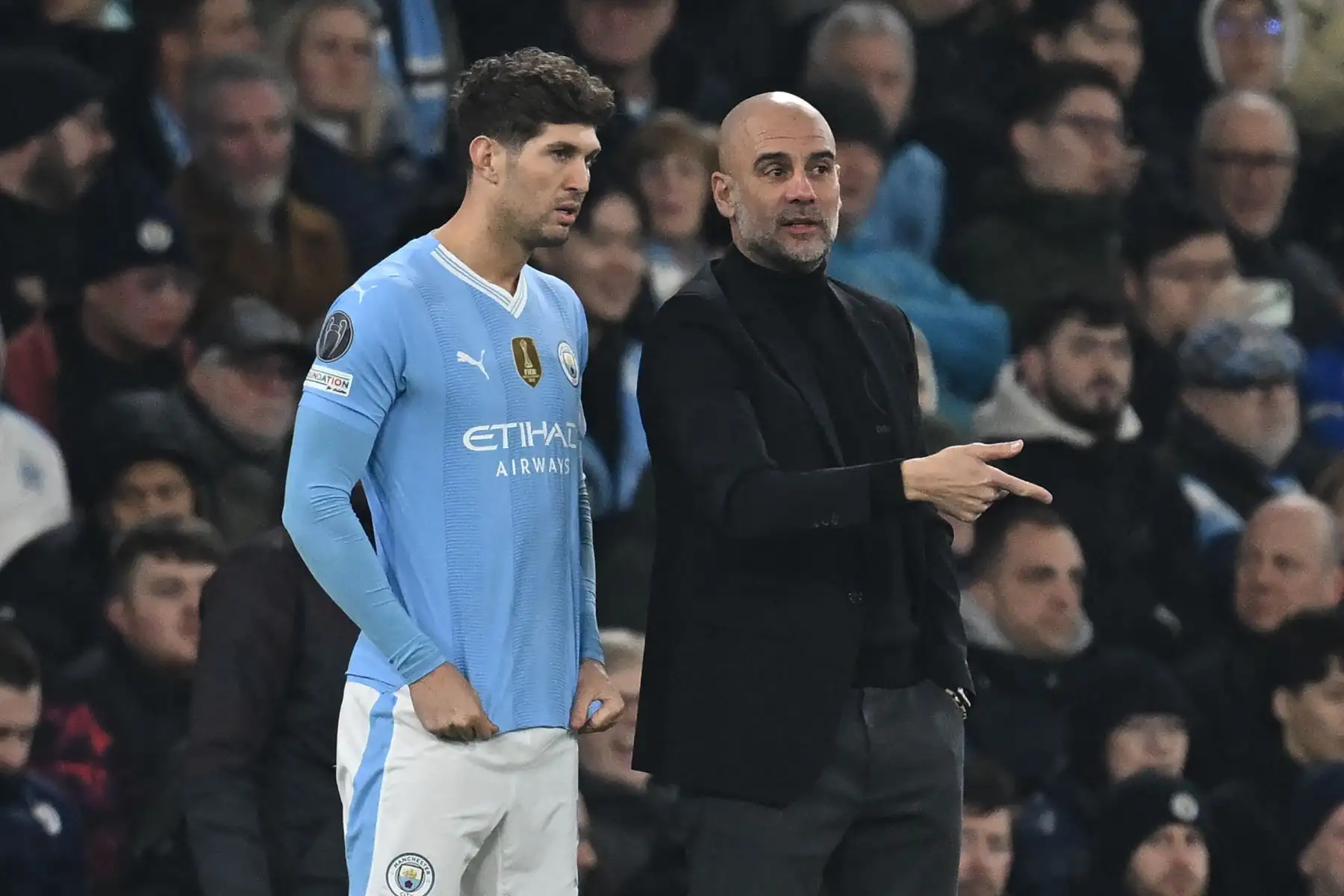 El entrenador español del Manchester City, Pep Guardiola , habla con el defensor inglés del Manchester City, John Stones antes de entrar como sustituto durante el partido de fútbol de vuelta de octavos de final de la Liga de Campeones de la UEFA entre el Manchester City y el FC Copenhague en en el estadio Etihad, en Manchester, noroeste de Inglaterra.
Foto: AFP