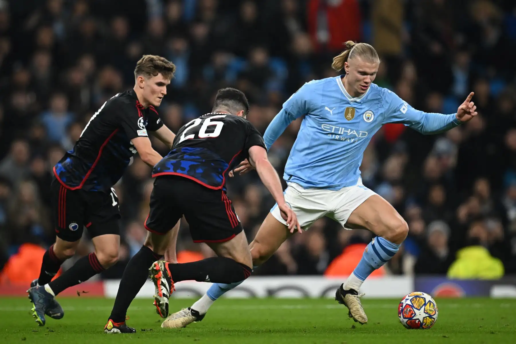 El delantero noruego del Manchester City, Erling Haaland compite con el defensor danés del FC Copenhague, Elias Jelert y el defensor escocés del FC Copenhague, Scott McKenna en la preparación para anotar su tercer gol durante la final de la UEFA Partido de fútbol de vuelta de octavos de final de liga entre Manchester City y FC Copenhague en el estadio Etihad, en Manchester.
Foto: AFP
