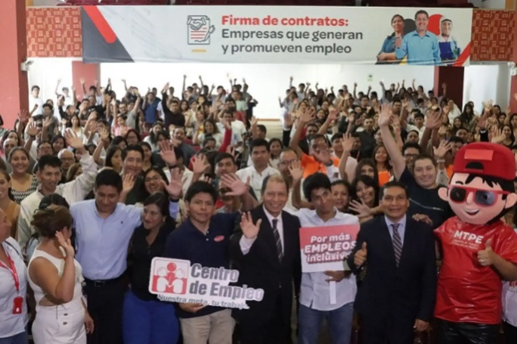 Más de 200 personas firmaron contratos de trabajo gracias al Centro del Empleo del MTPE. Foto: Cortesía.