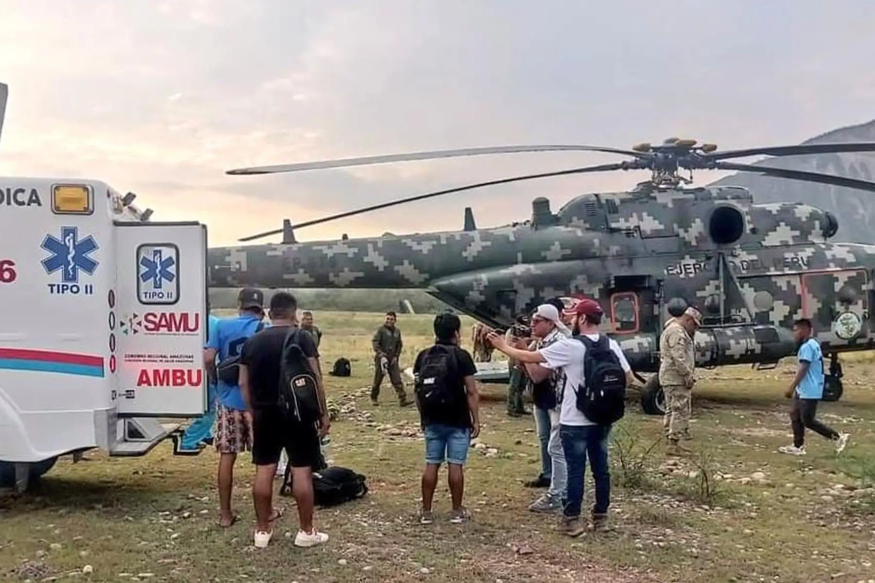 El Ministerio de Defensa, en una acción coordinada, movilizó un helicóptero y personal de la 6° Brigada de Selva del Ejercito Peruano, para realizar una evacuación aeromédica a paciente que necesitaba atención hospitalaria inmediata, desde Santa María de Nieva hacia Bagua, en Amazonas.
Foto: Mindef
