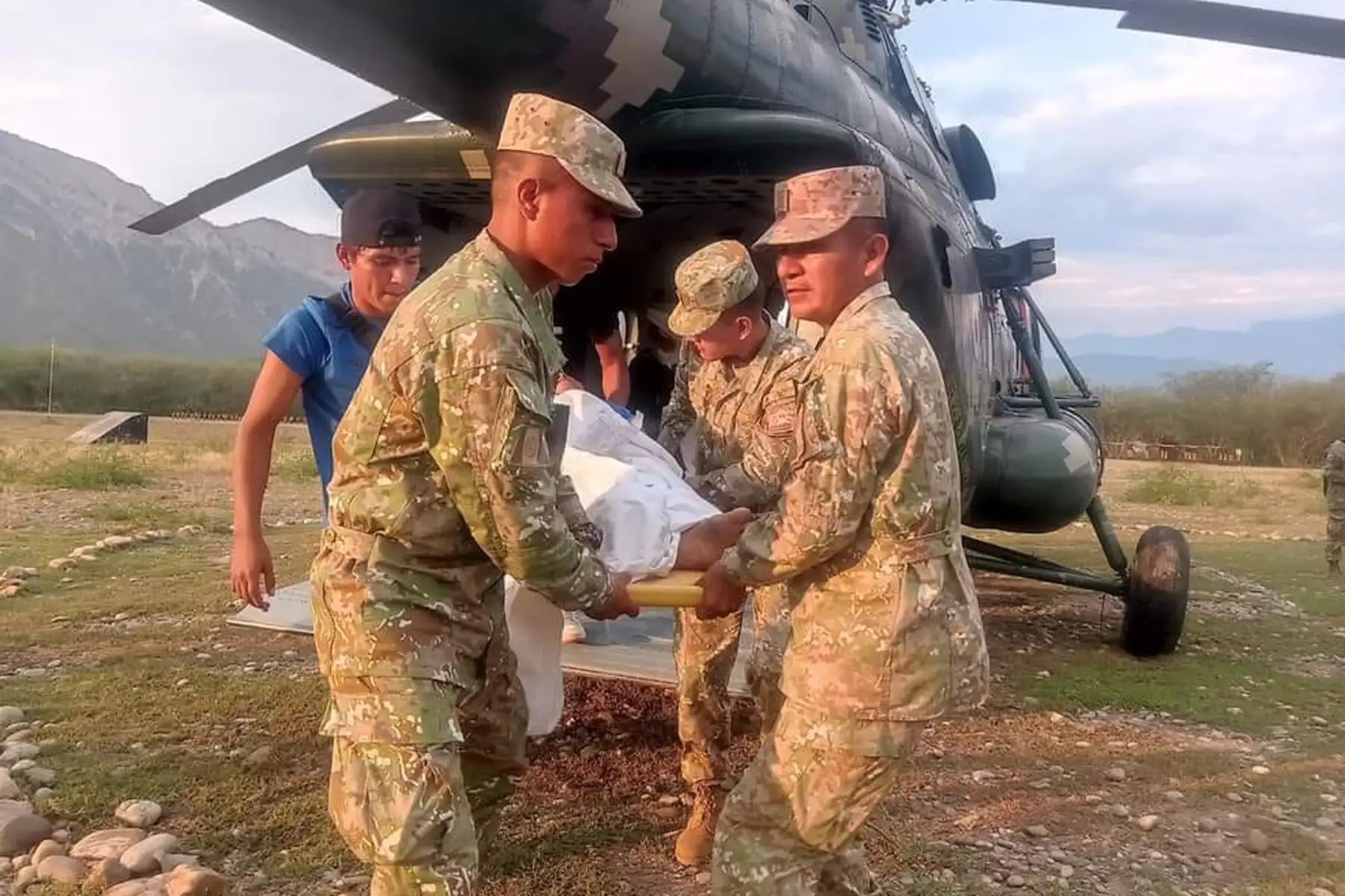 El Ministerio de Defensa, en una acción coordinada, movilizó un helicóptero y personal de la 6° Brigada de Selva del Ejercito Peruano, para realizar una evacuación aeromédica a paciente que necesitaba atención hospitalaria inmediata, desde Santa María de Nieva hacia Bagua, en Amazonas.
Foto: Mindef