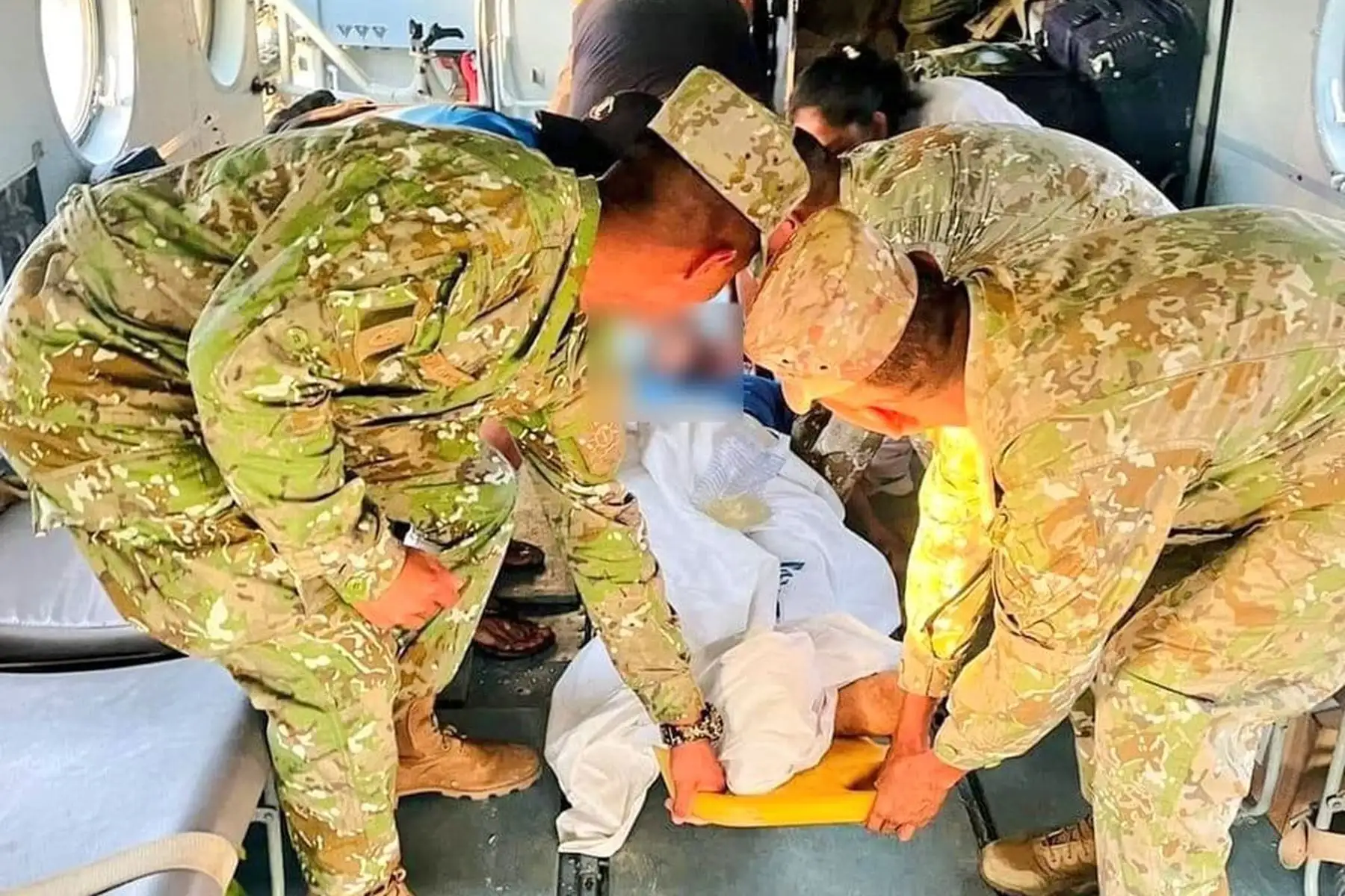 El Ministerio de Defensa, en una acción coordinada, movilizó un helicóptero y personal de la 6° Brigada de Selva del Ejercito Peruano, para realizar una evacuación aeromédica a paciente que necesitaba atención hospitalaria inmediata, desde Santa María de Nieva hacia Bagua, en Amazonas.
Foto: Mindef