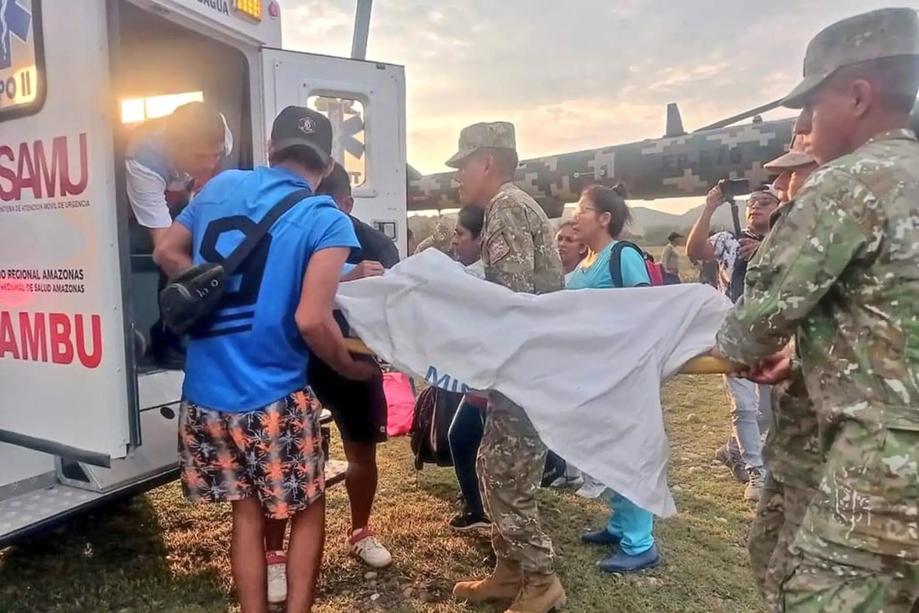 El Ministerio de Defensa, en una acción coordinada, movilizó un helicóptero y personal de la 6° Brigada de Selva del Ejercito Peruano, para realizar una evacuación aeromédica a paciente que necesitaba atención hospitalaria inmediata, desde Santa María de Nieva hacia Bagua, en Amazonas.
Foto: Mindef