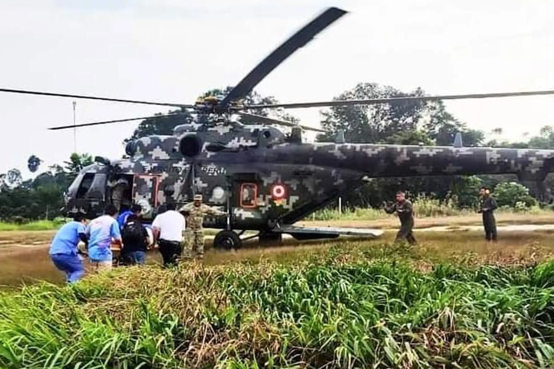 El Ministerio de Defensa, en una acción coordinada, movilizó un helicóptero y personal de la 6° Brigada de Selva del Ejercito Peruano, para realizar una evacuación aeromédica a paciente que necesitaba atención hospitalaria inmediata, desde Santa María de Nieva hacia Bagua, en Amazonas.
Foto: Mindef